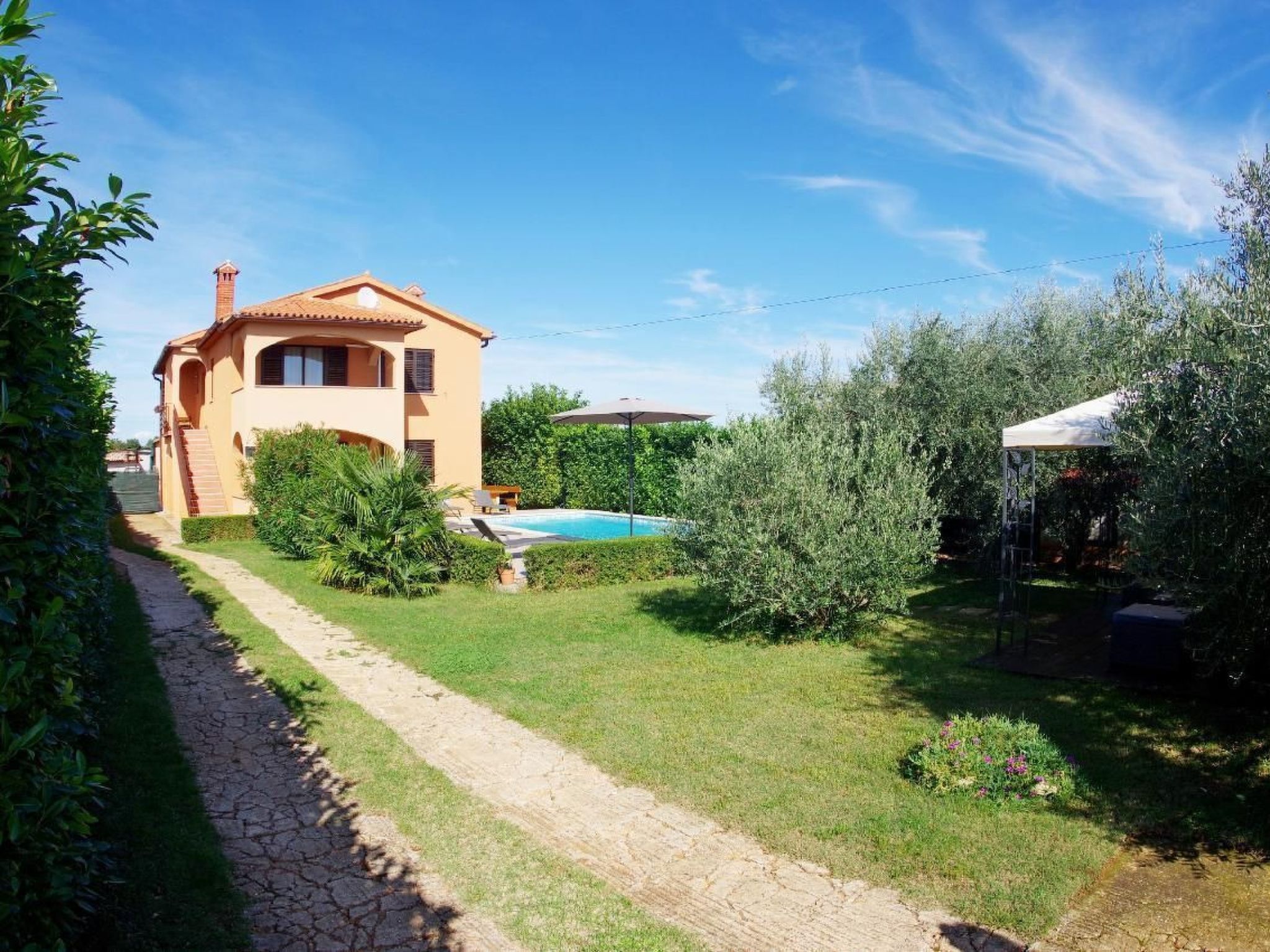 Photo of mit privatem Pool und Garten