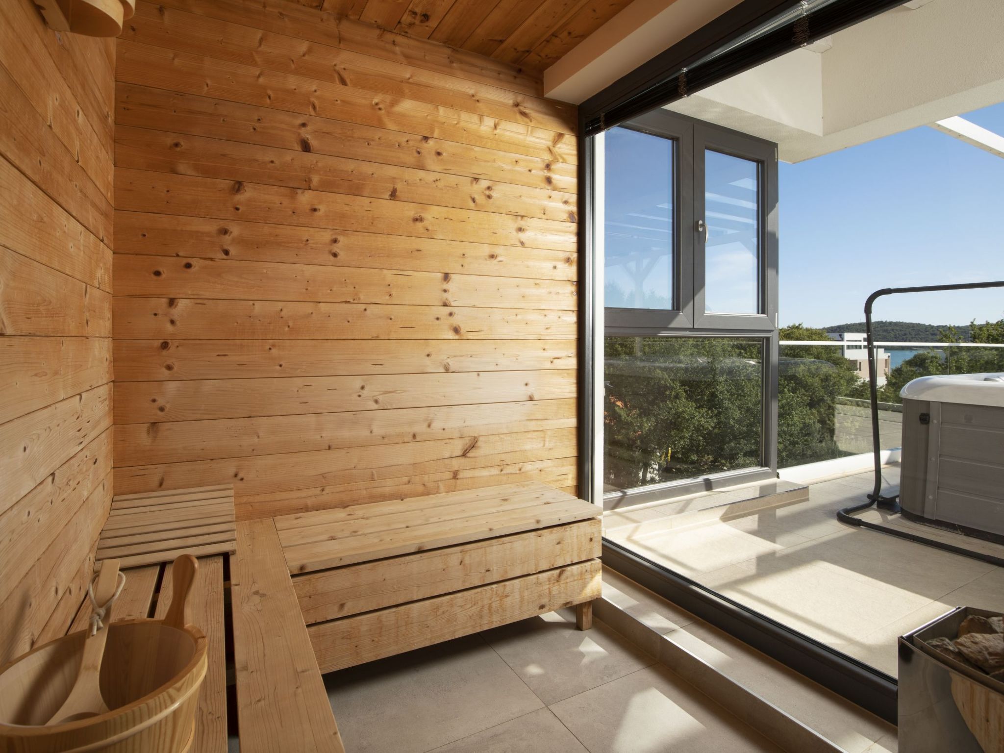 Villa Sole am Meer mit Pool, Sauna, Whirlpool-Drinnen