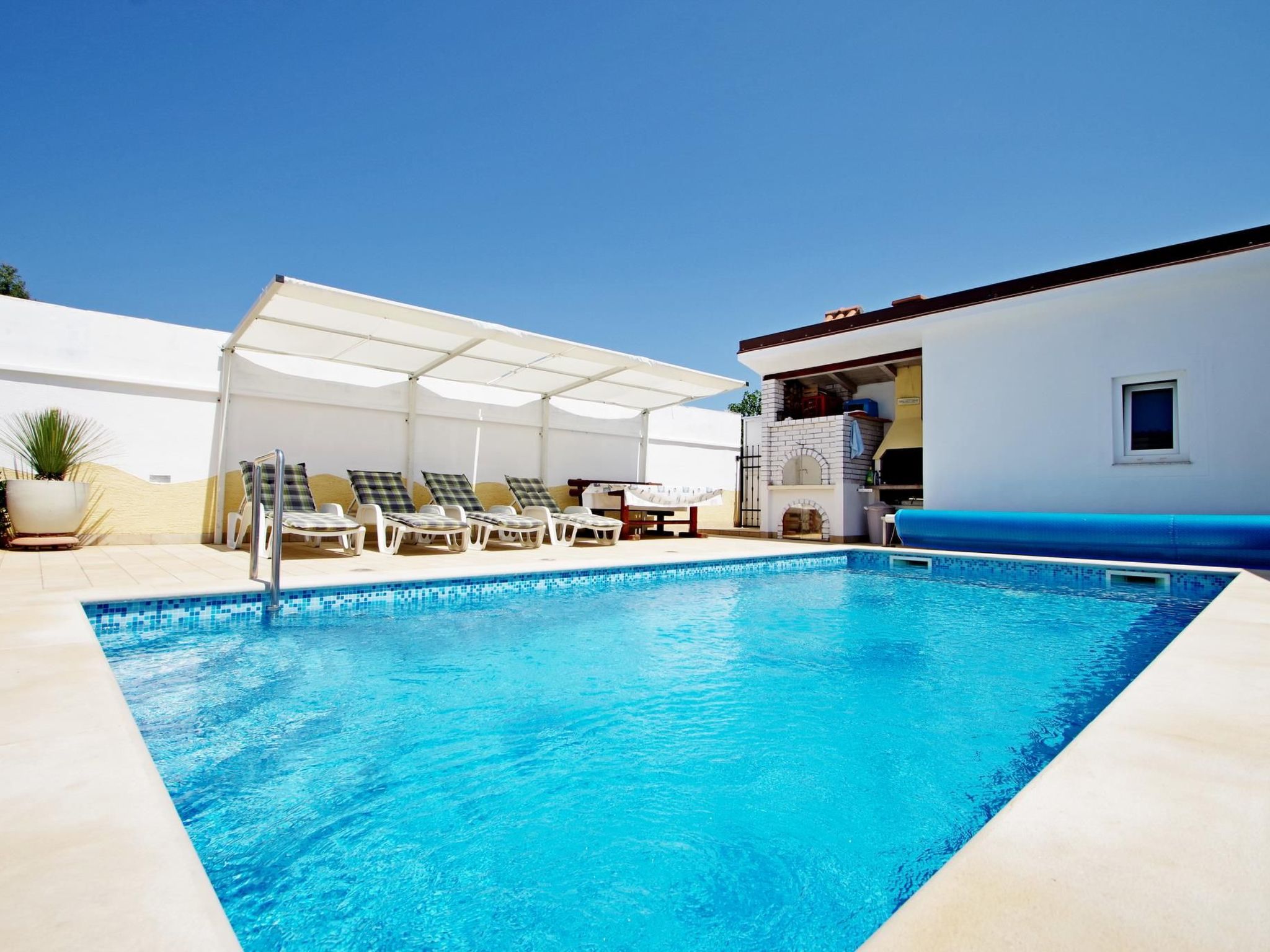 Mit privatem Pool in Vinkuran