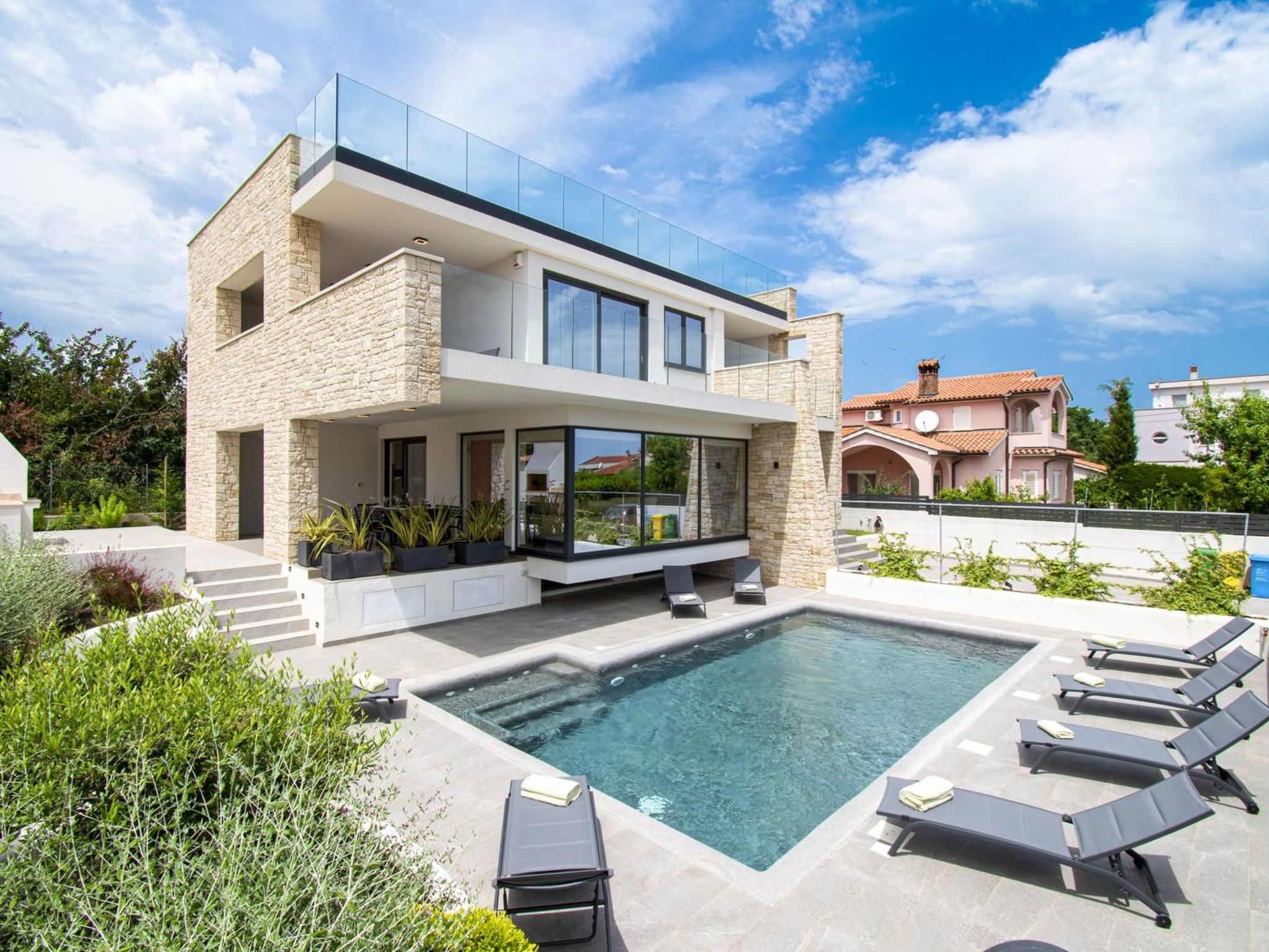 Schöne Villa im Dorf Ližnjan-Buiten