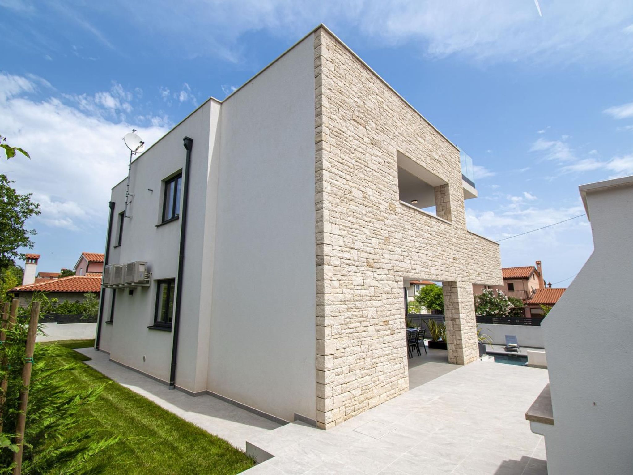 Photo of Schöne Villa im Dorf Ližnjan