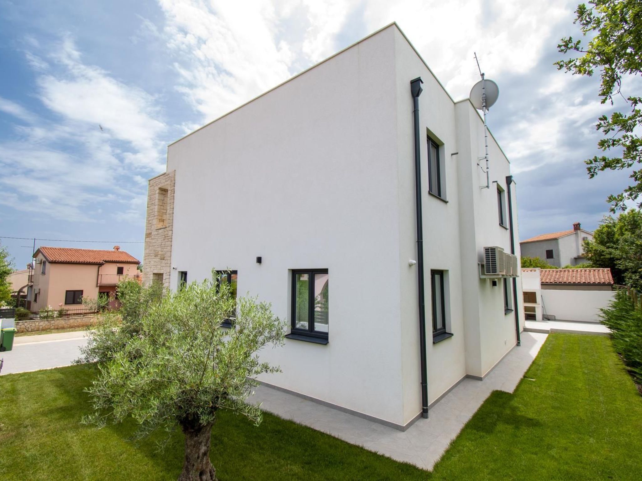 Photo of Schöne Villa im Dorf Ližnjan