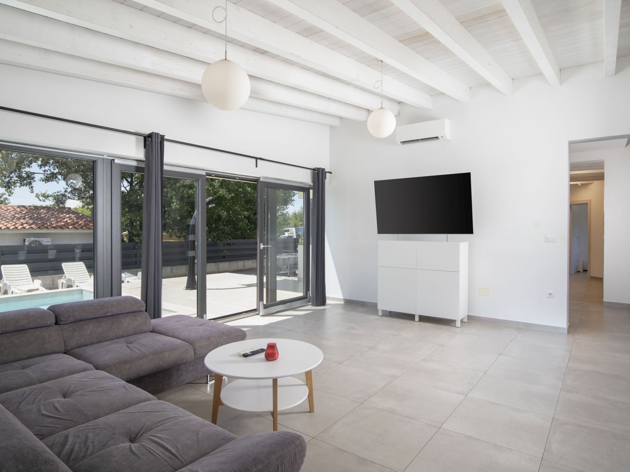 Villa Luna mit Pool, Sauna, Whirlpool, Tennisplatz-Drinnen