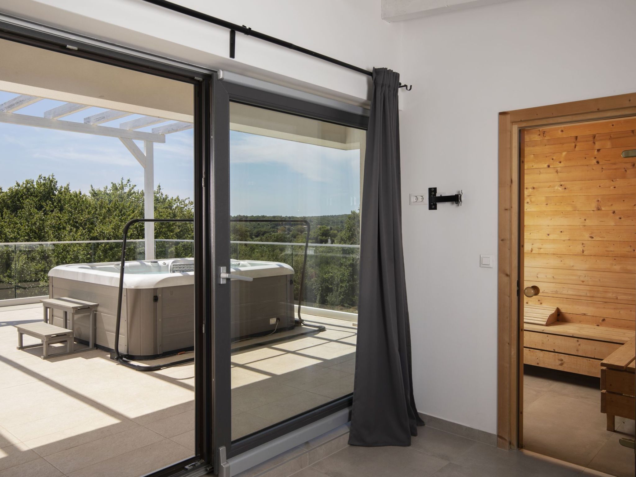 Villa Luna mit Pool, Sauna, Whirlpool, Tennisplatz-Drinnen