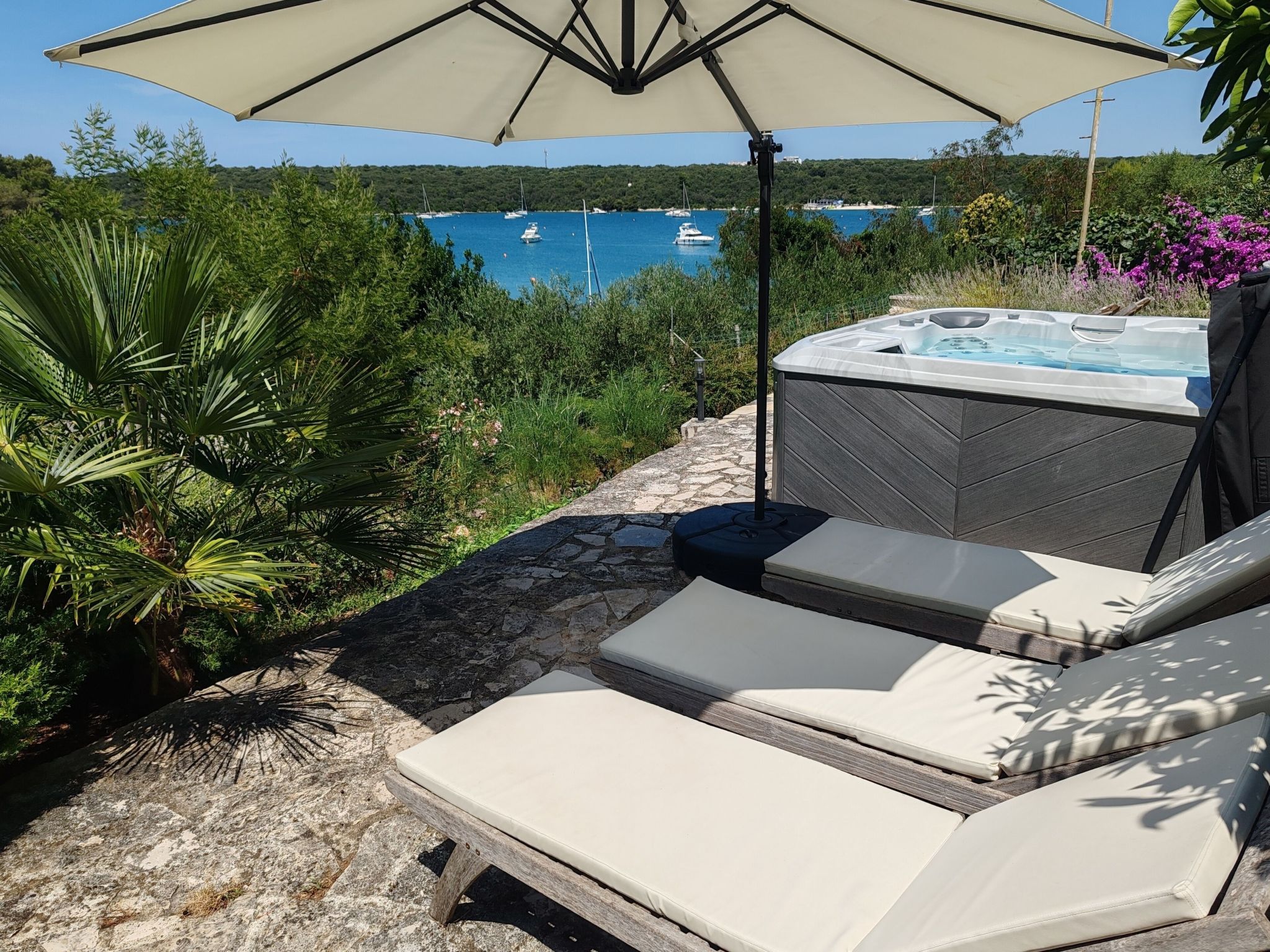 Photo of Haus Rina Banjole mit Whirlpool und Garten