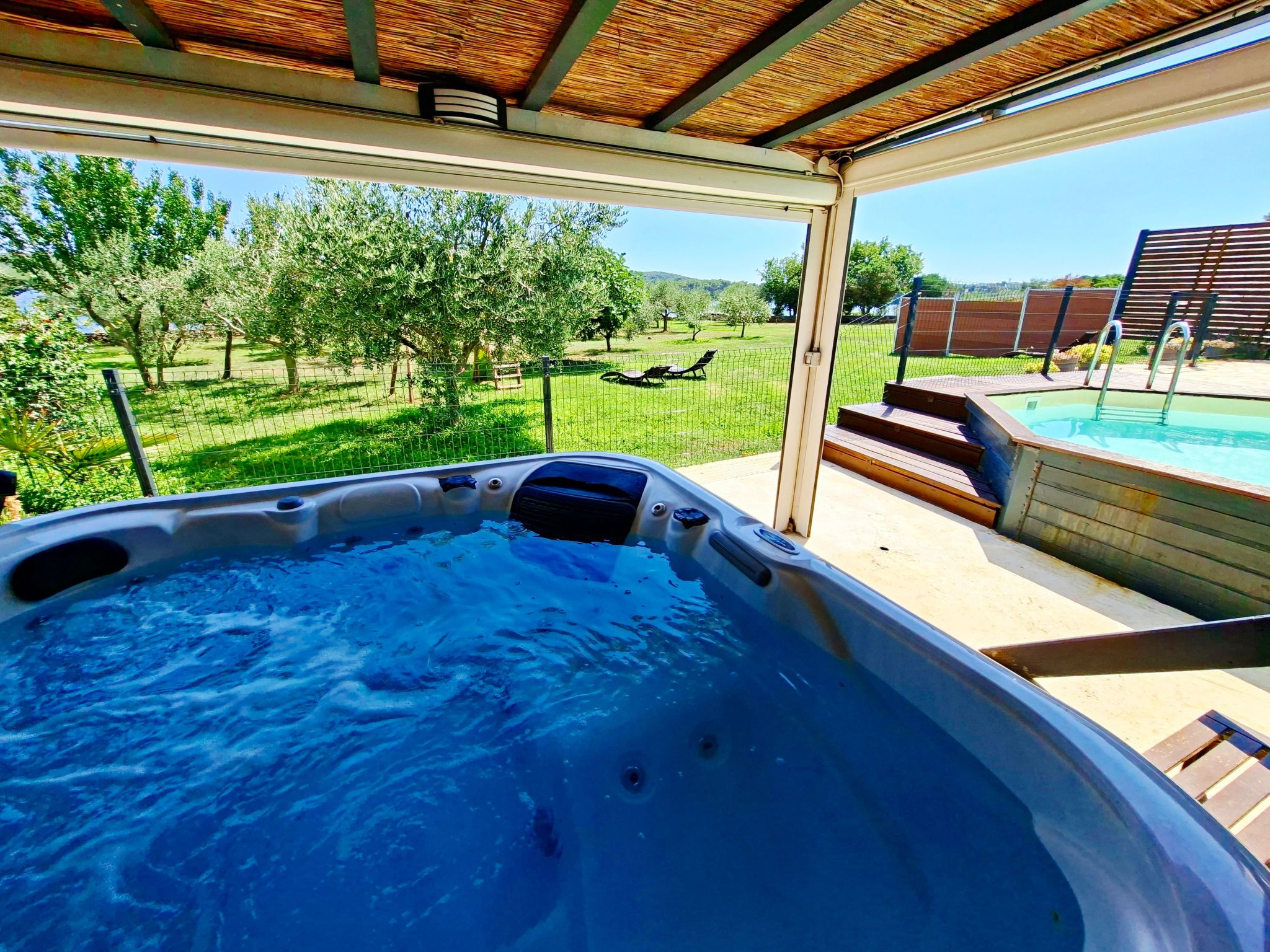 Beach House BET, romantisches Refugium im Olivenhain-Drinnen