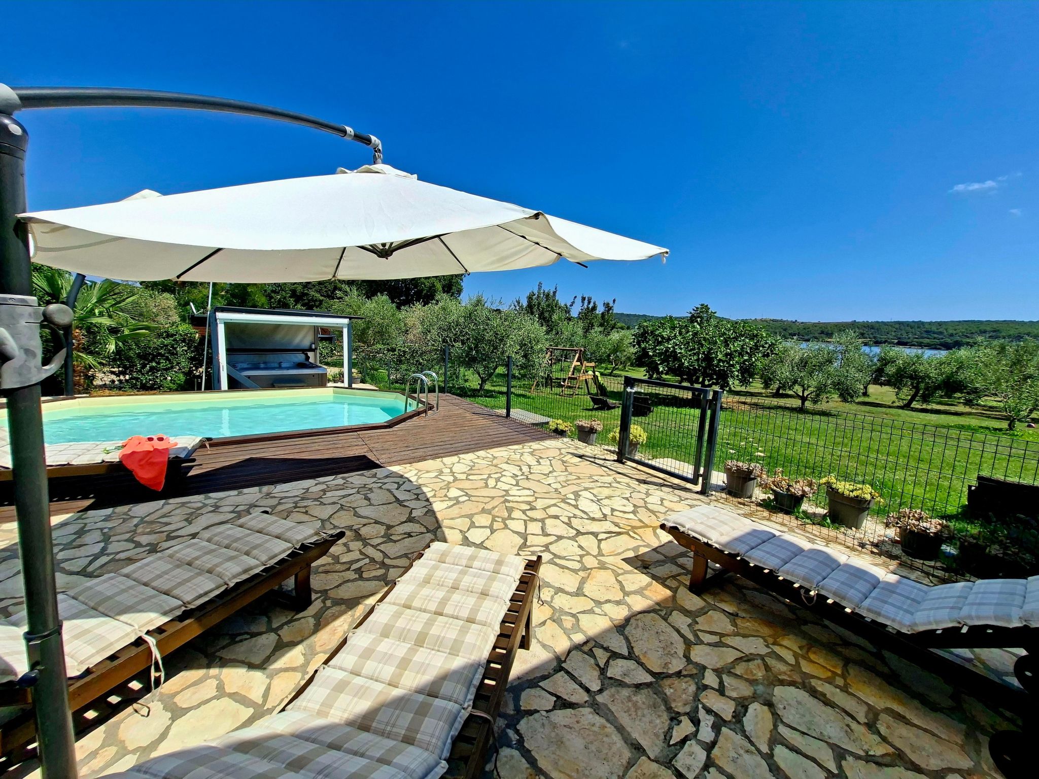 Beach House BET, romantisches Refugium im Olivenhain-Drinnen