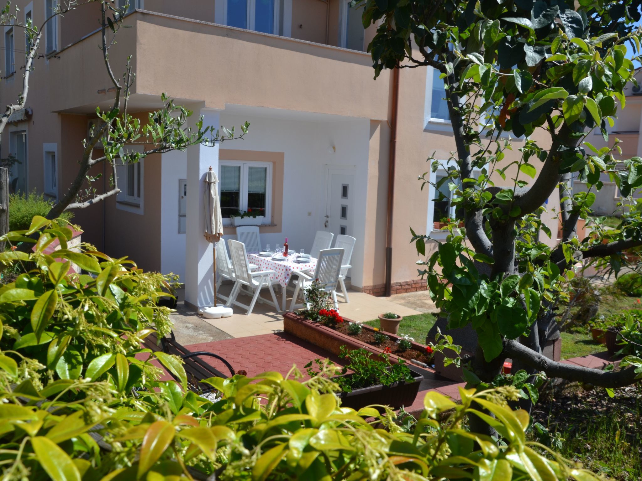 Helle Ferienwohnung in Vinkuran mit Garten, Grill und Terrasse