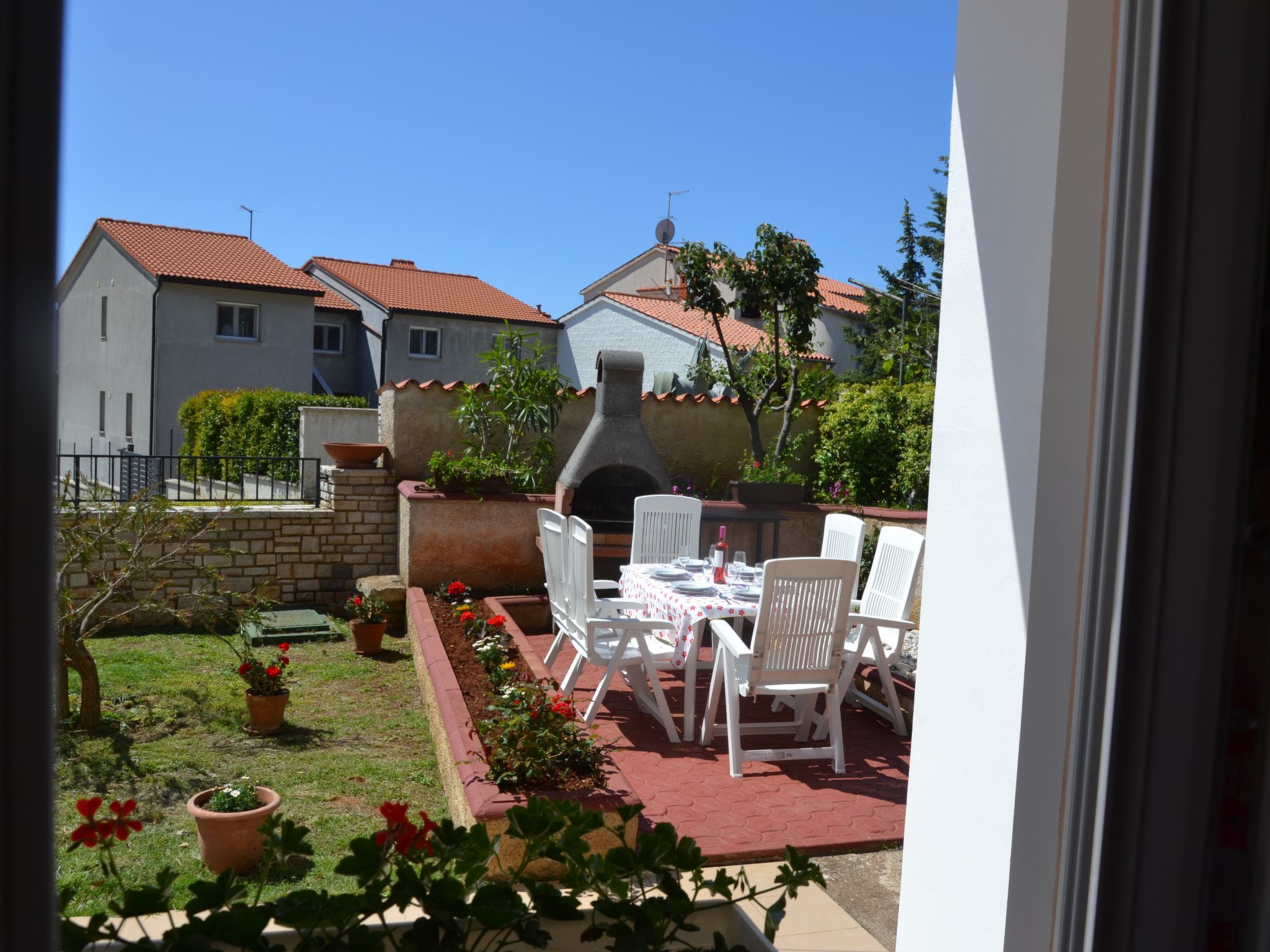 Helle Ferienwohnung in Vinkuran mit Garten, Grill und Terrasse