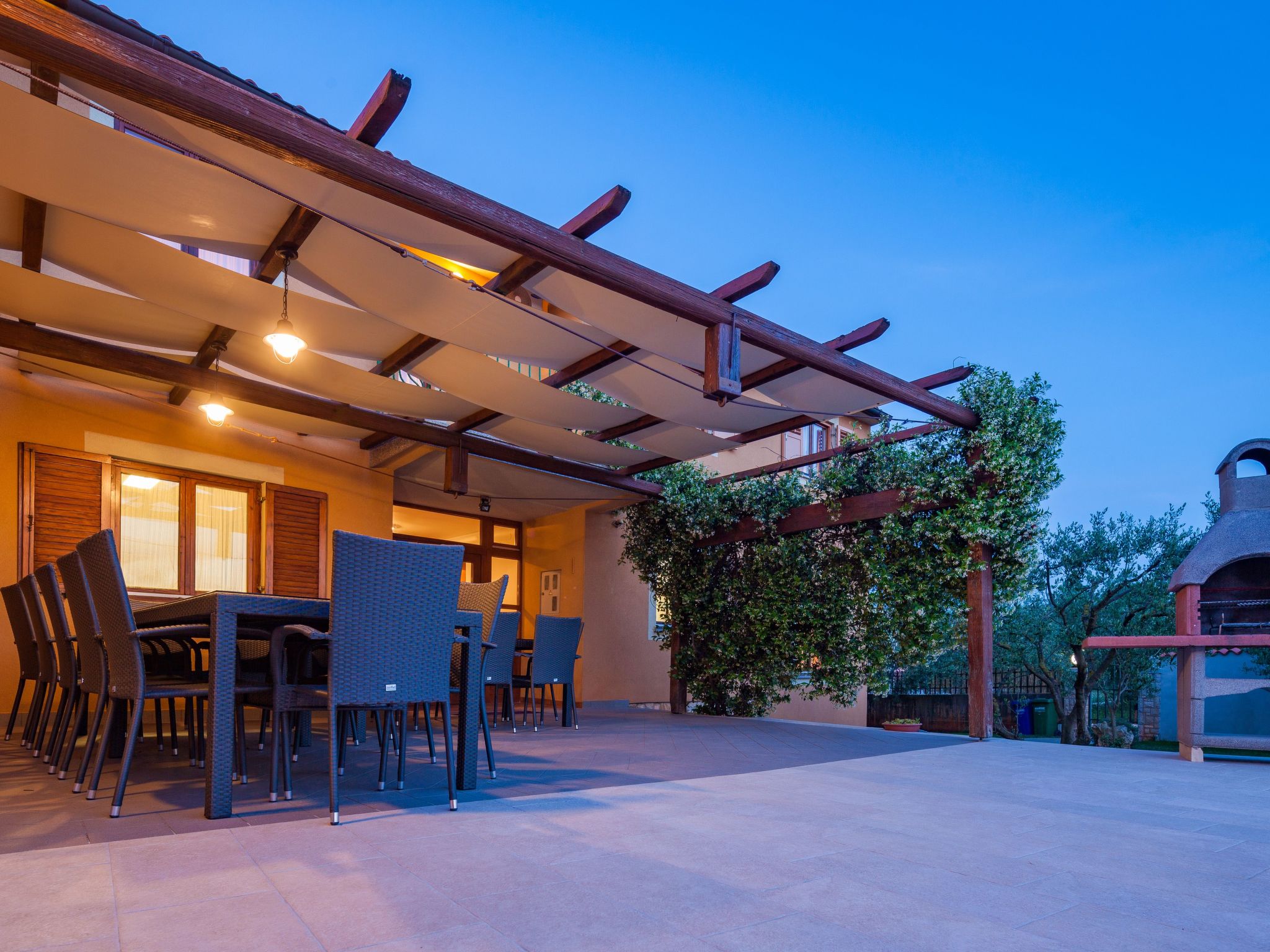 Photo of Mirjana mit eingezäuntem Garten