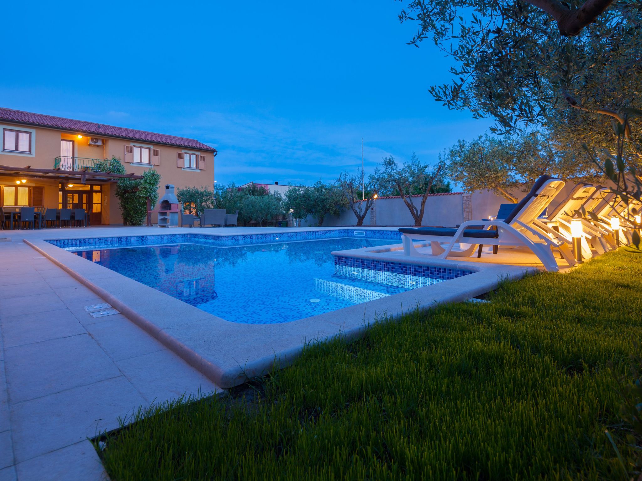 Photo of Mirjana mit eingezäuntem Garten