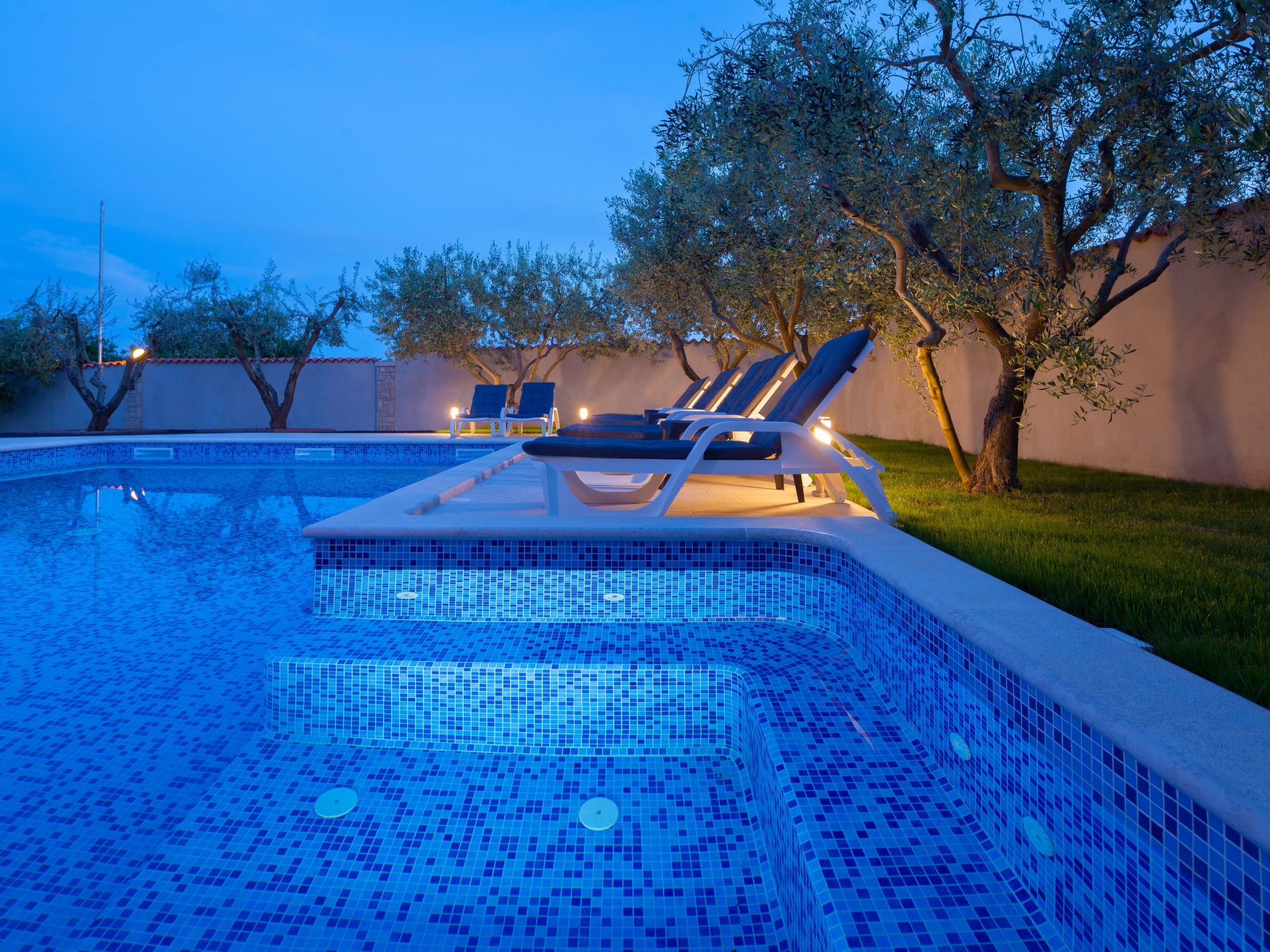 Photo of Mirjana mit eingezäuntem Garten