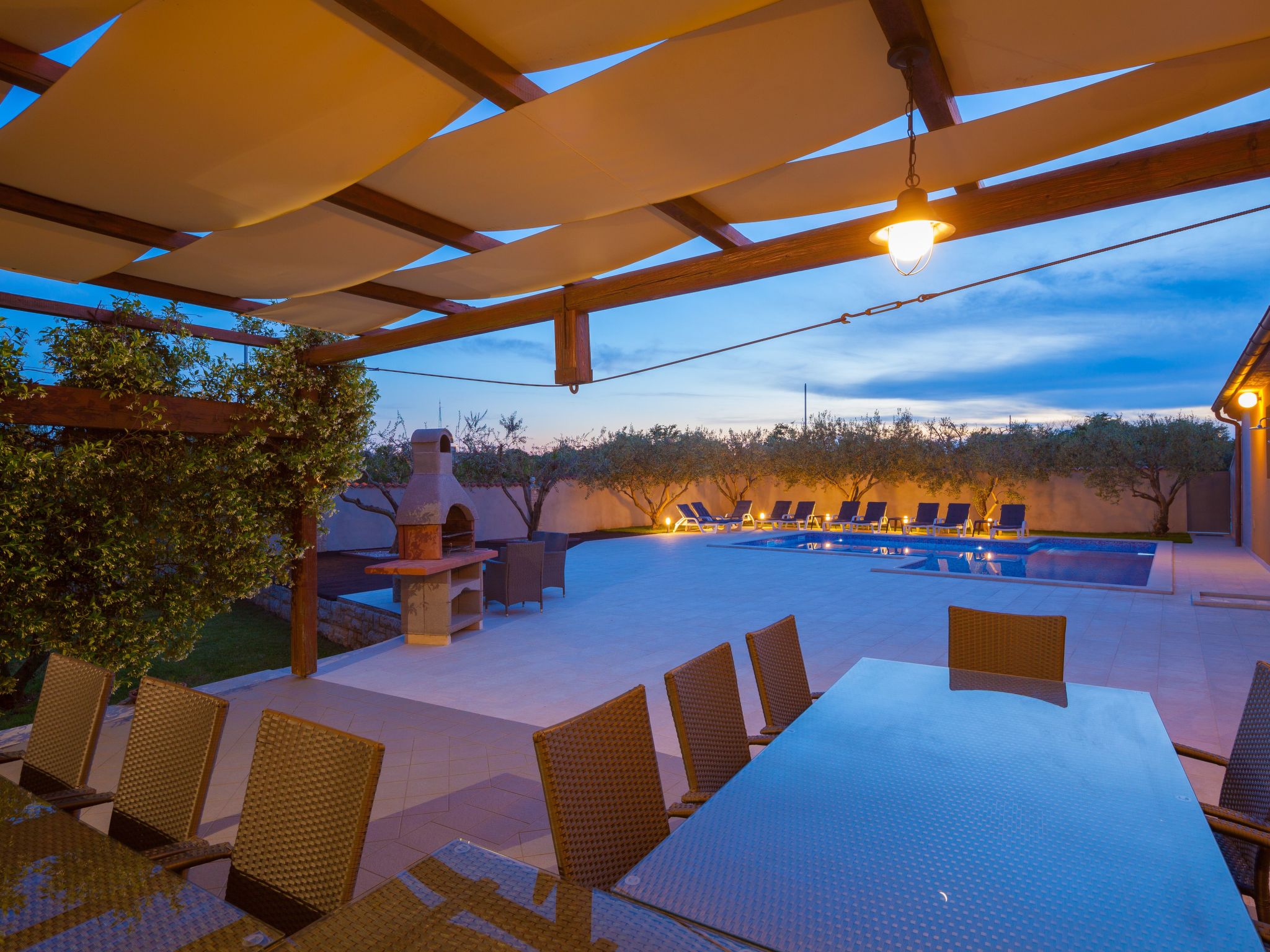 Photo of Mirjana mit eingezäuntem Garten