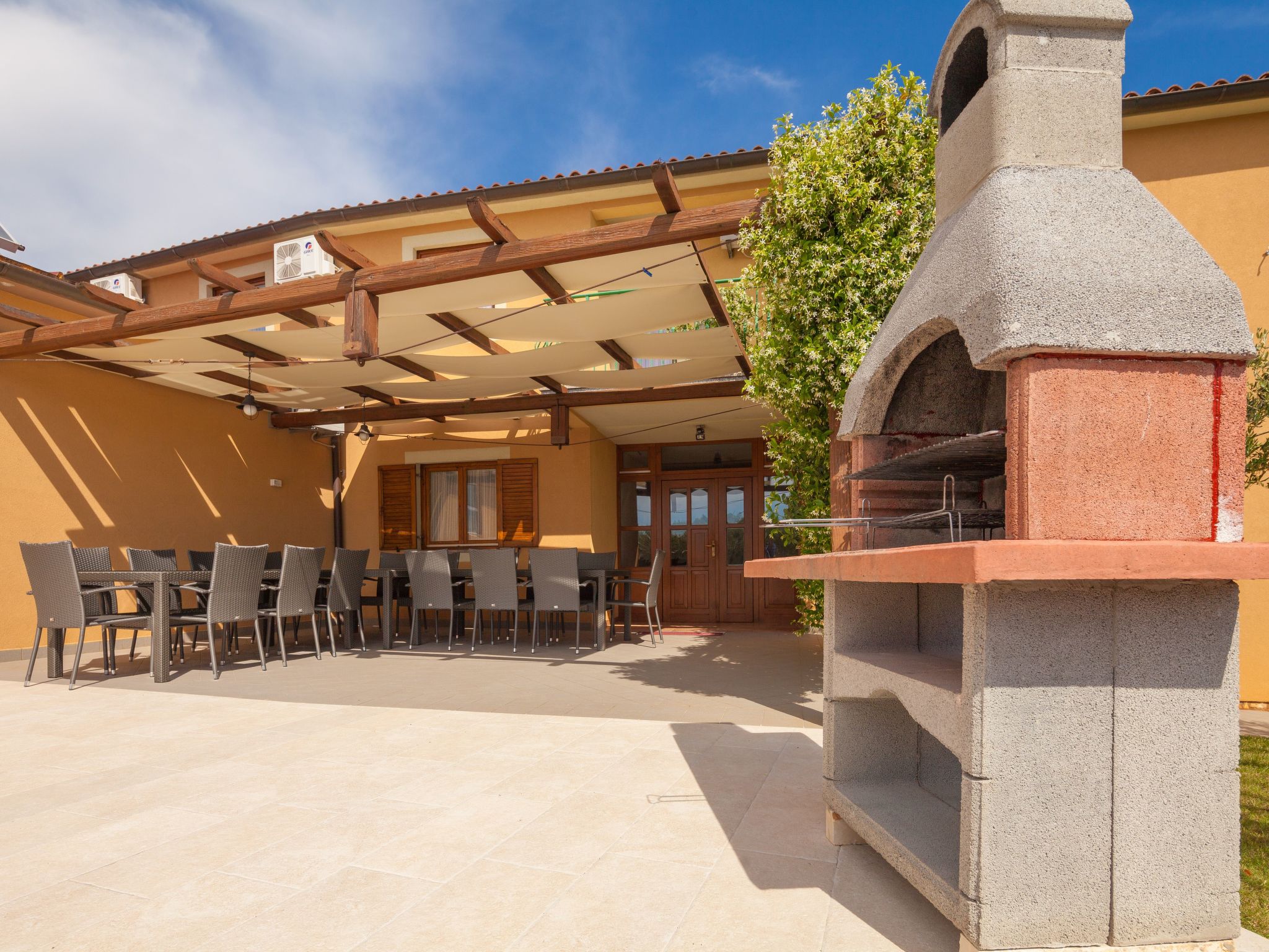 Photo of Mirjana mit eingezäuntem Garten