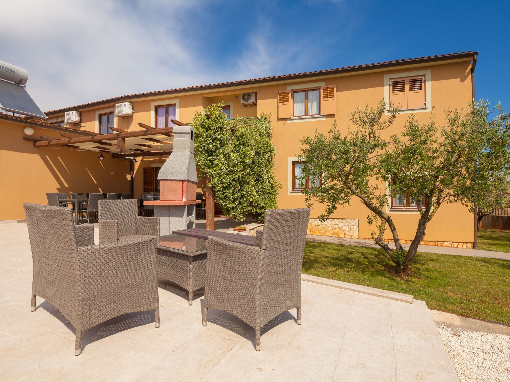 Photo of Mirjana mit eingezäuntem Garten