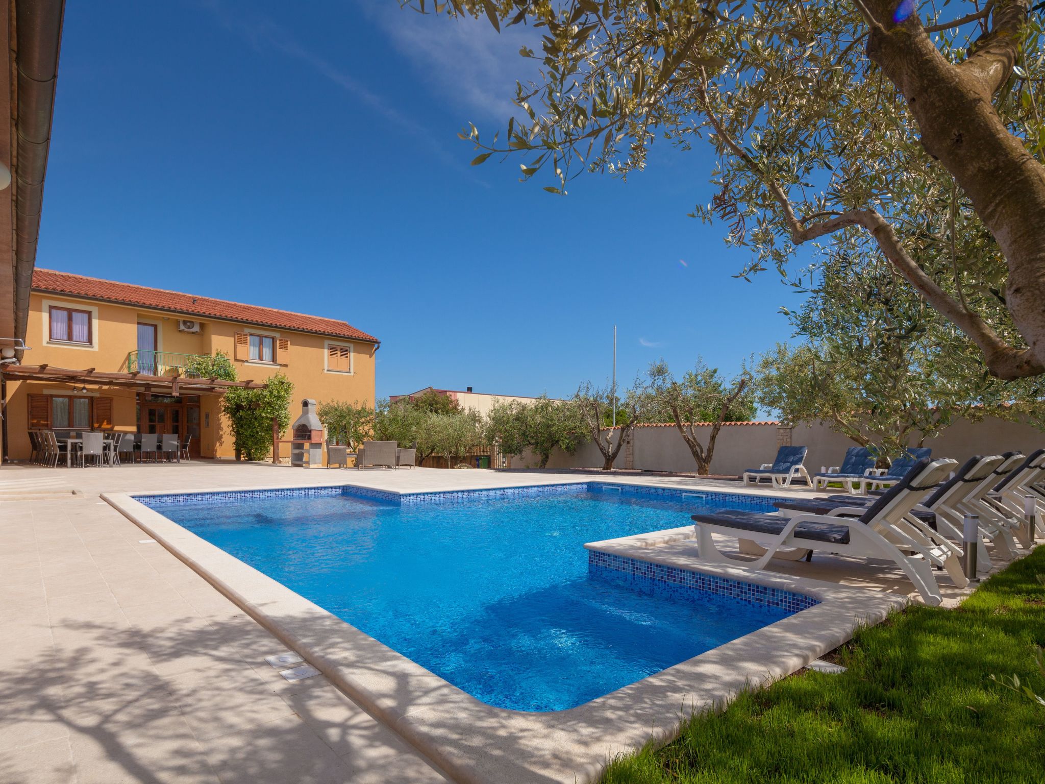 Photo of Mirjana mit eingezäuntem Garten