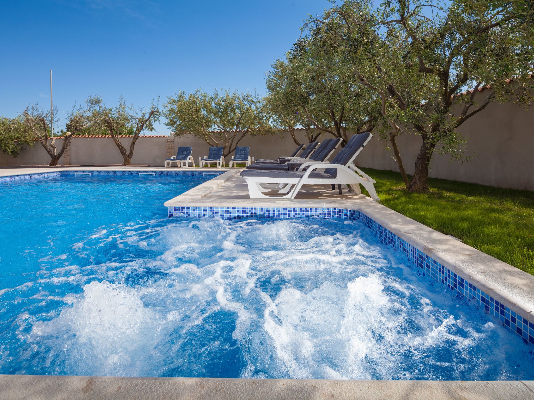 Photo of Mirjana mit eingezäuntem Garten