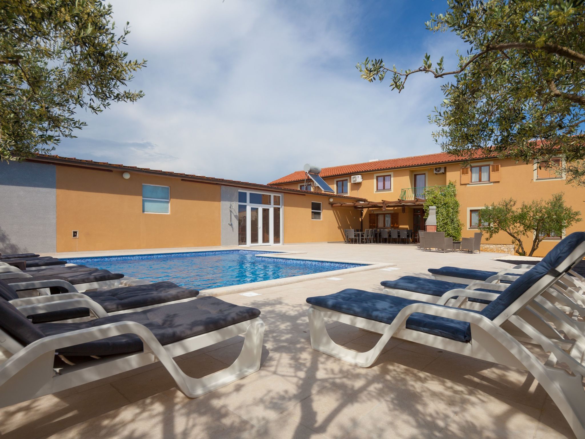 Photo of Mirjana mit eingezäuntem Garten