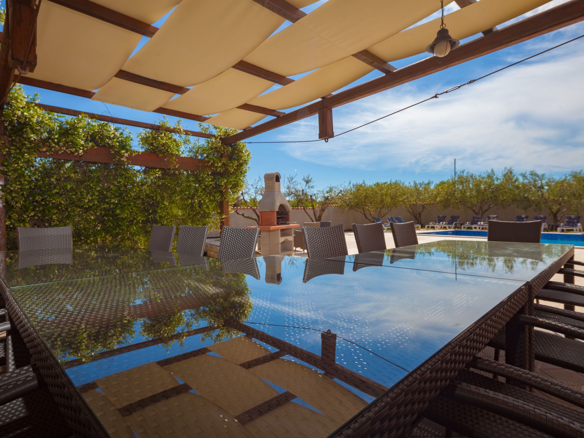 Photo of Mirjana mit eingezäuntem Garten