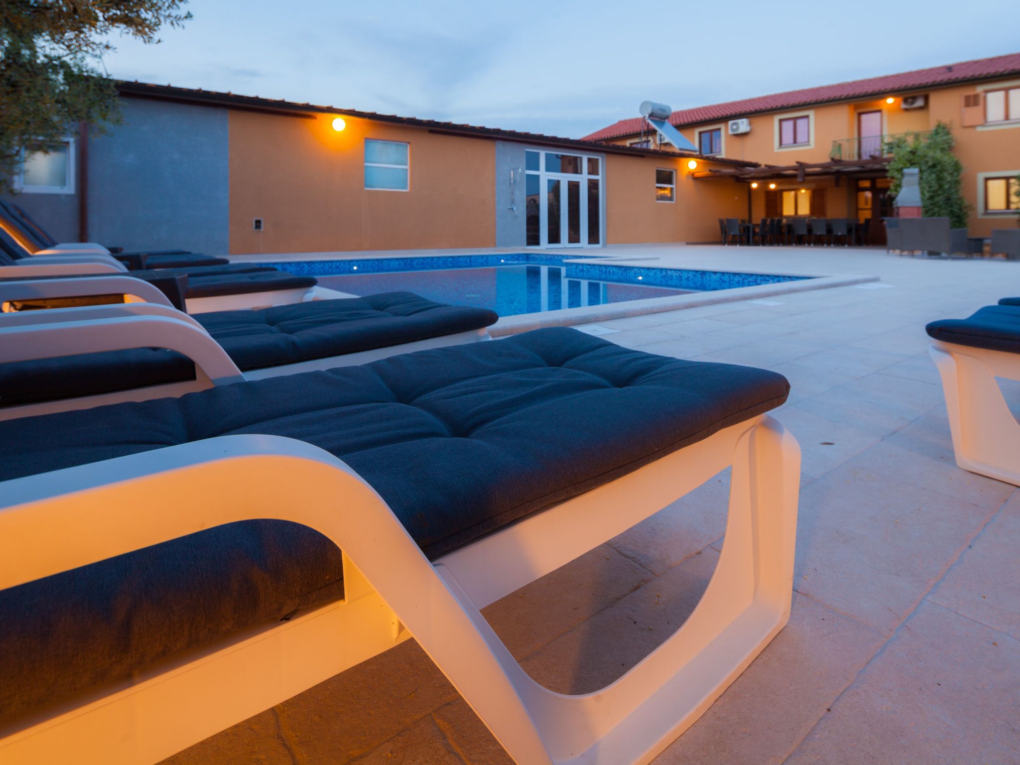 Photo of Mirjana mit eingezäuntem Garten