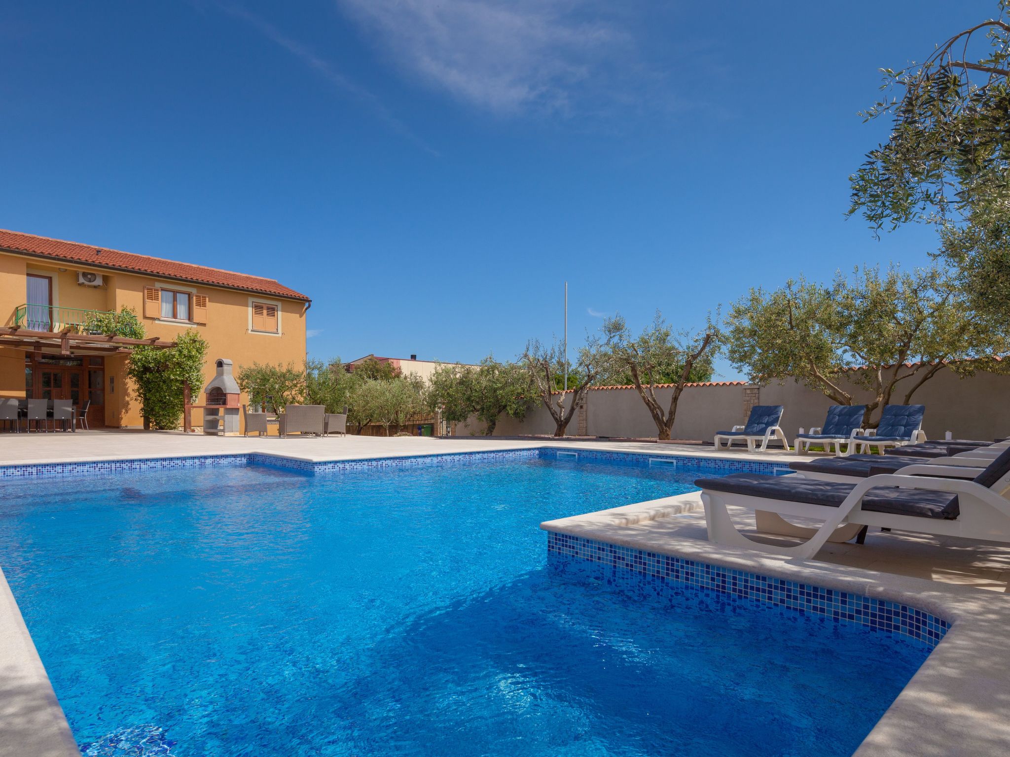 Photo of Mirjana mit eingezäuntem Garten