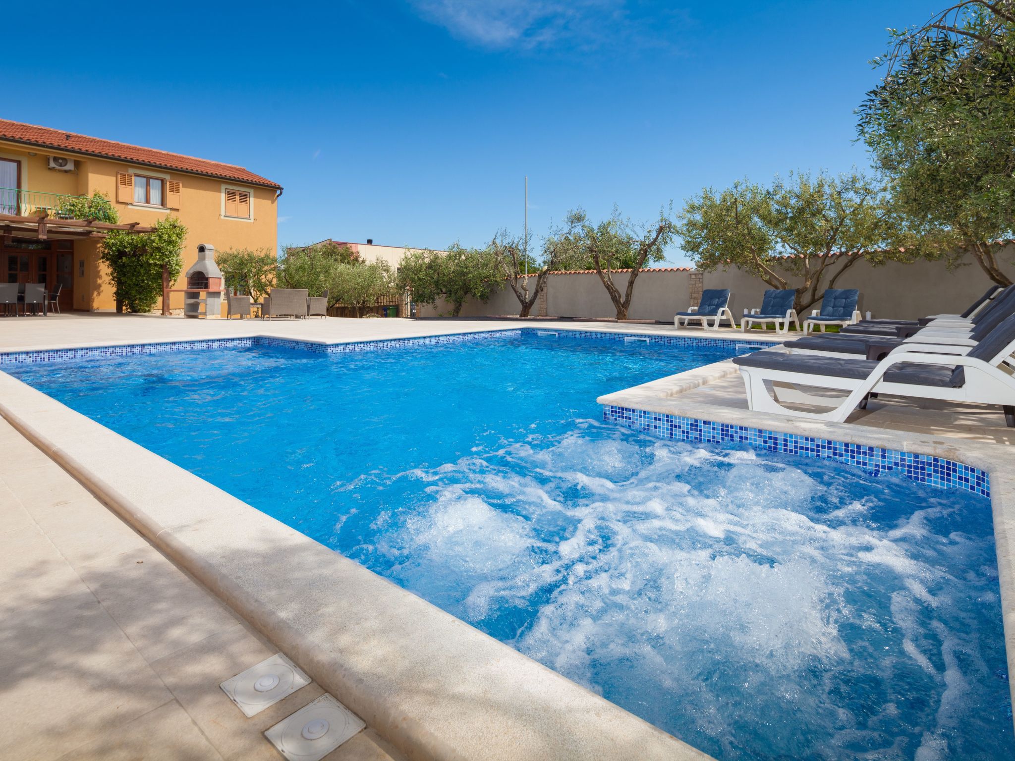 Photo of Mirjana mit eingezäuntem Garten