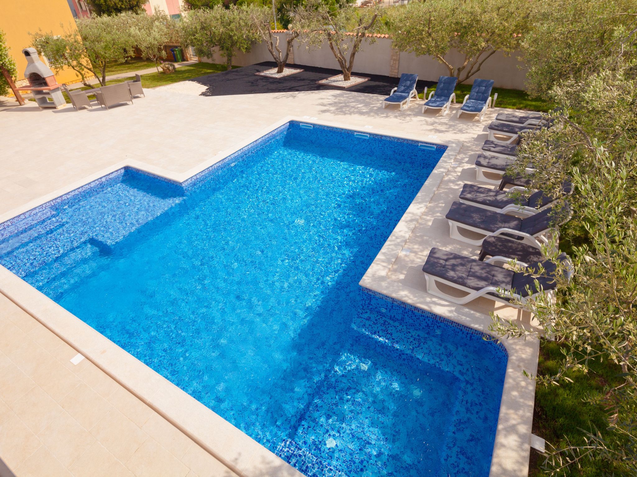 Photo of Mirjana mit eingezäuntem Garten