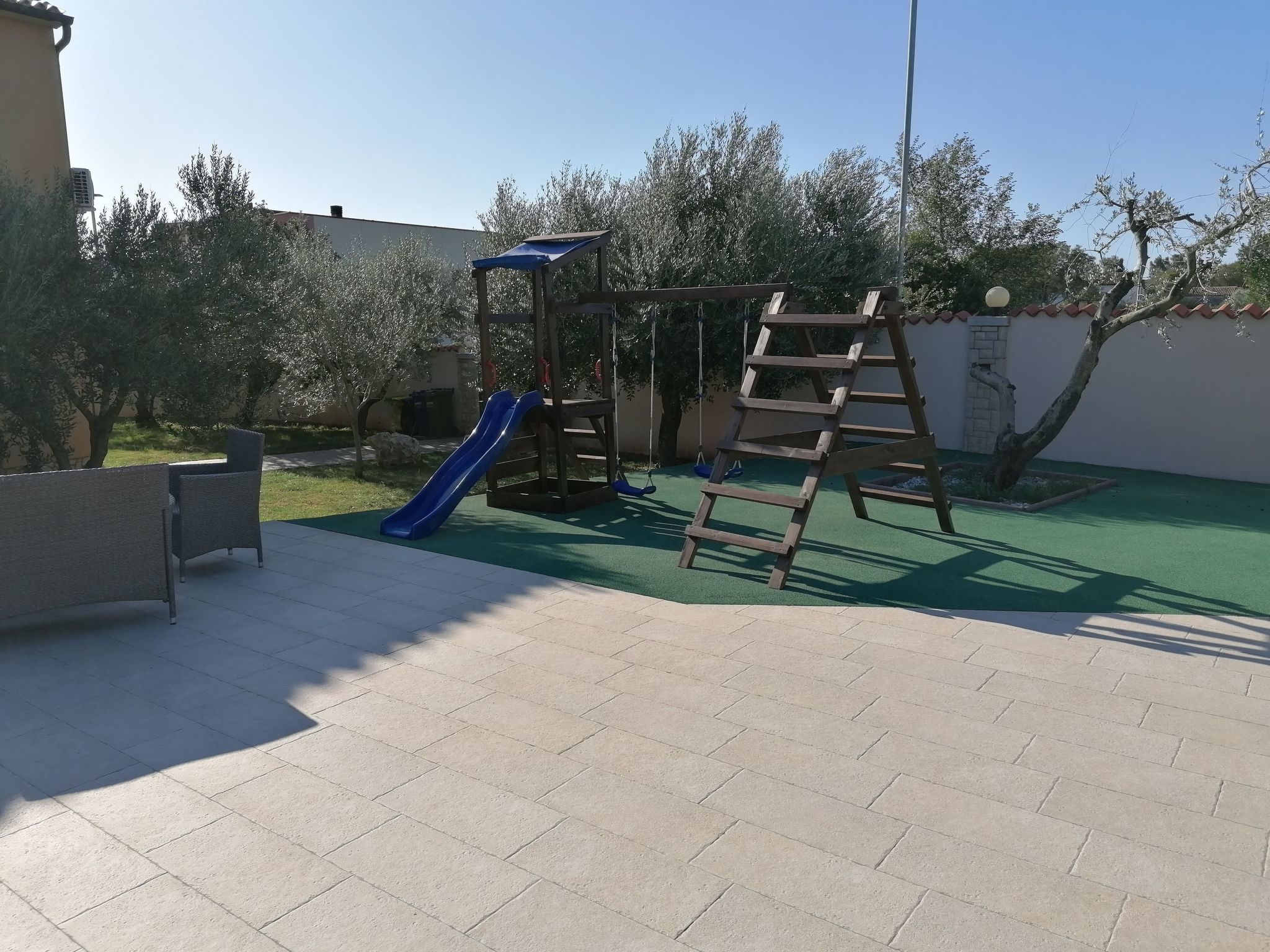 Photo of Mirjana mit eingezäuntem Garten