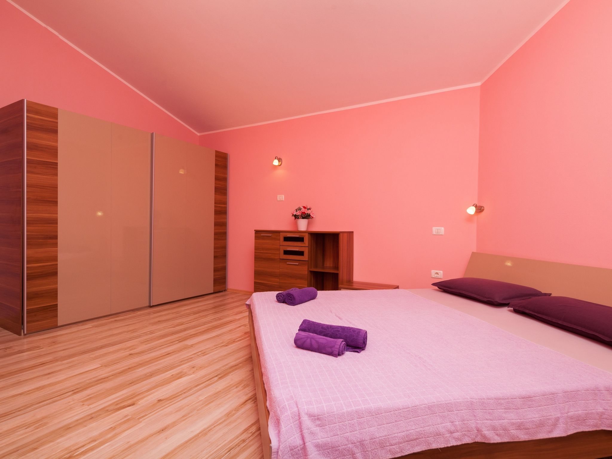 Photo of Mirjana mit eingezäuntem Garten