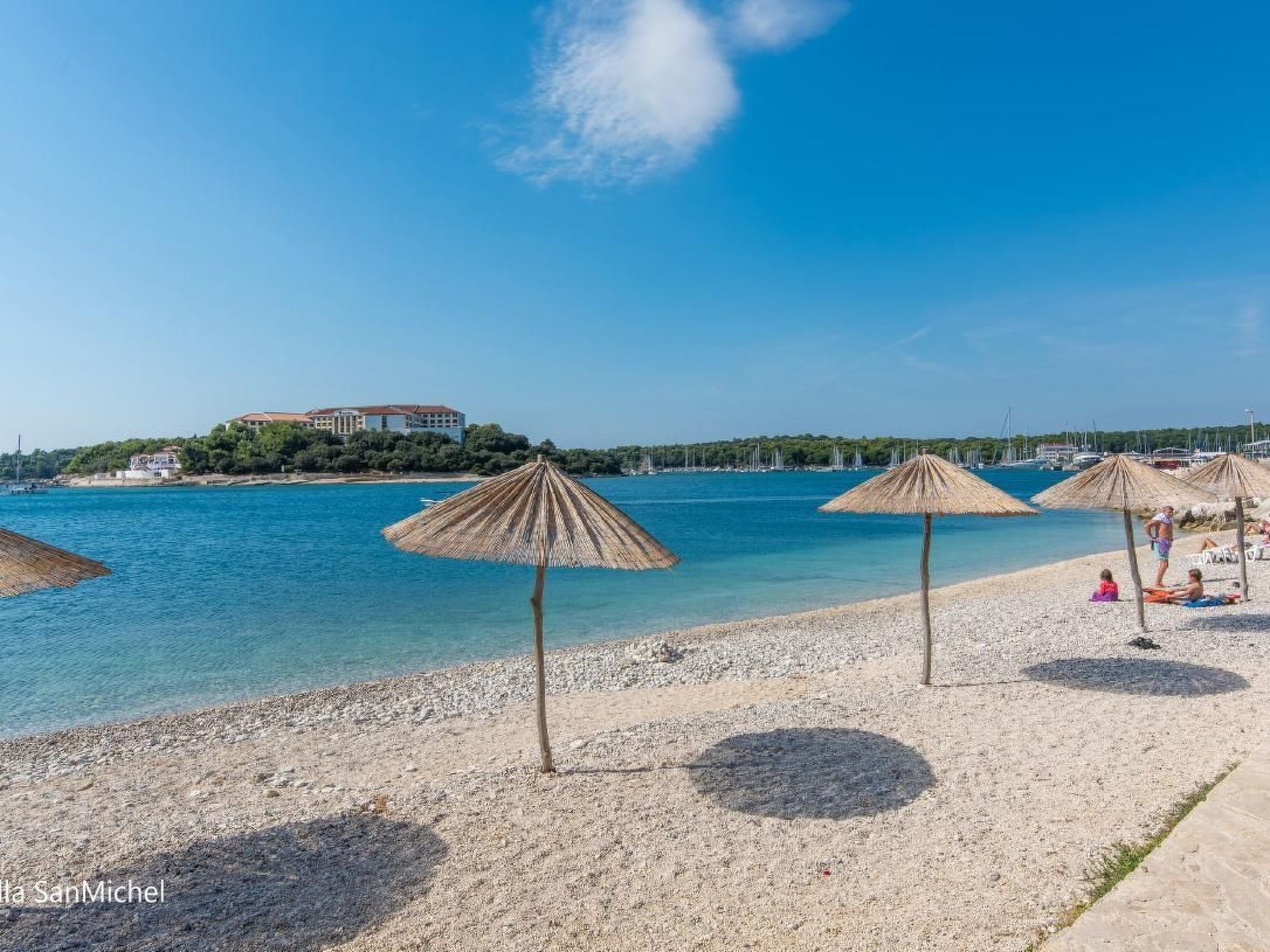 Photo of Wohnung in Pjescana Uvala mit Terrasse und Garte