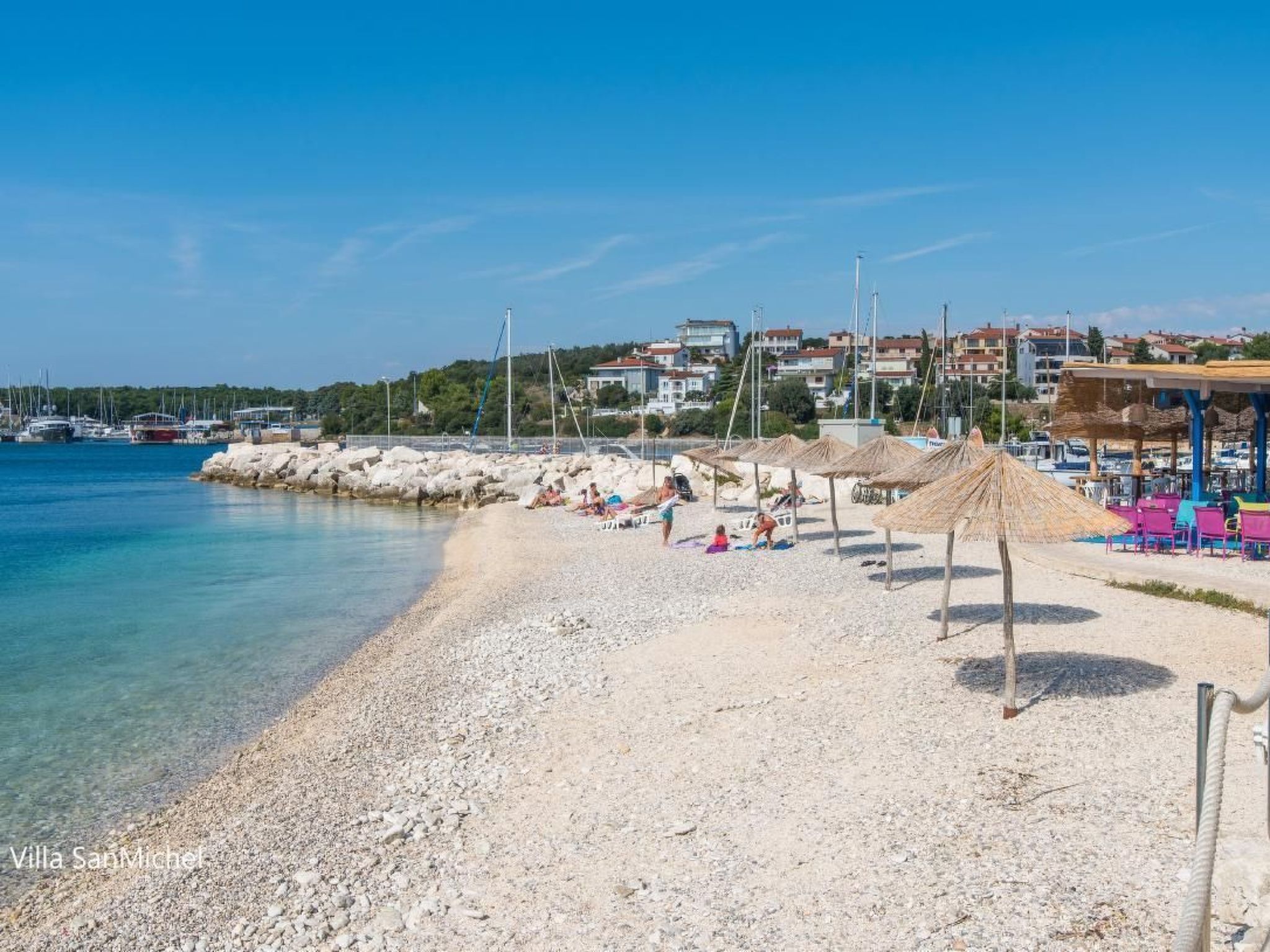 Photo of Wohnung in Pjescana Uvala mit Terrasse und Garte