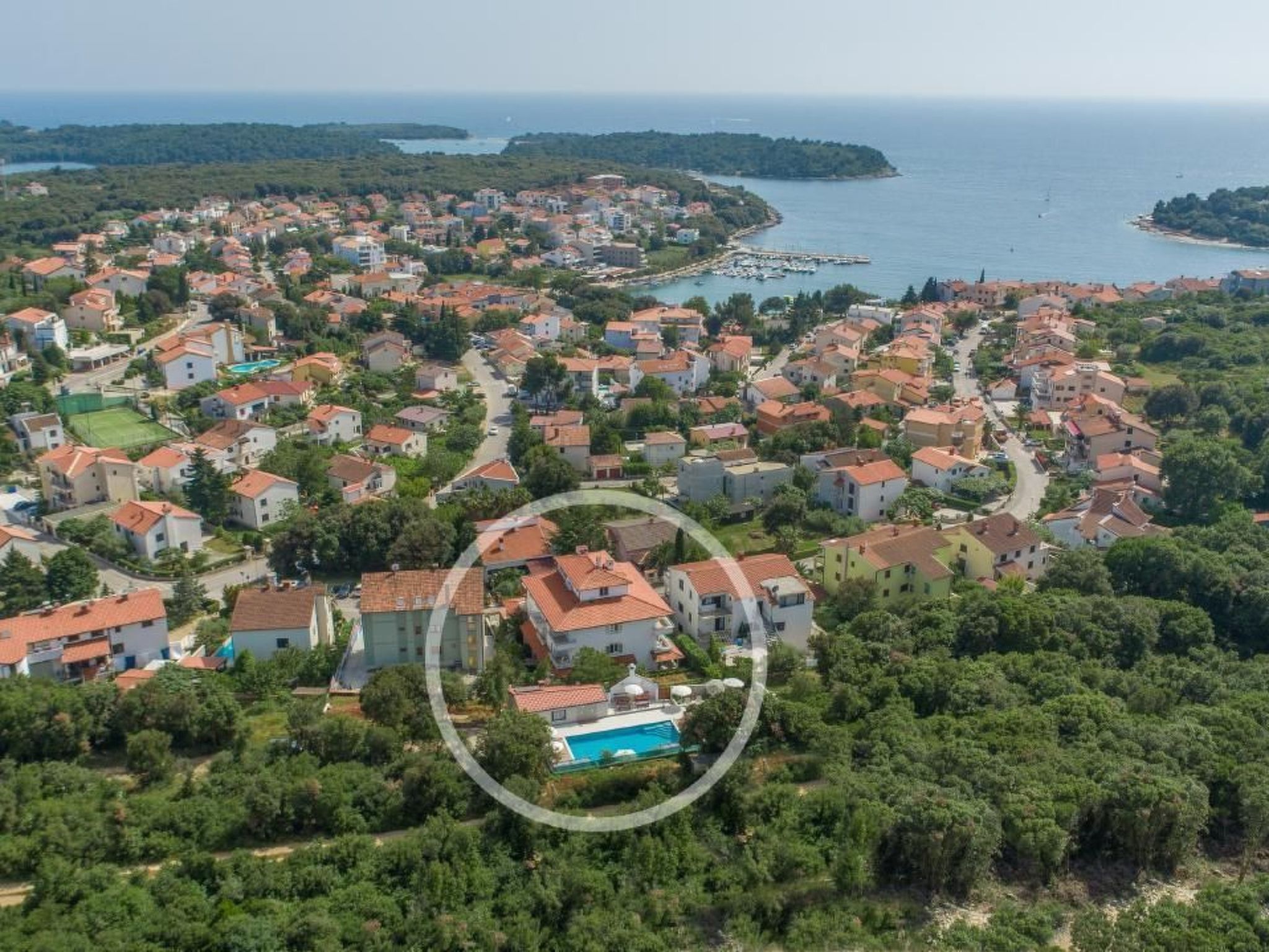 Photo of Wohnung in Pjescana Uvala mit Terrasse und Garte