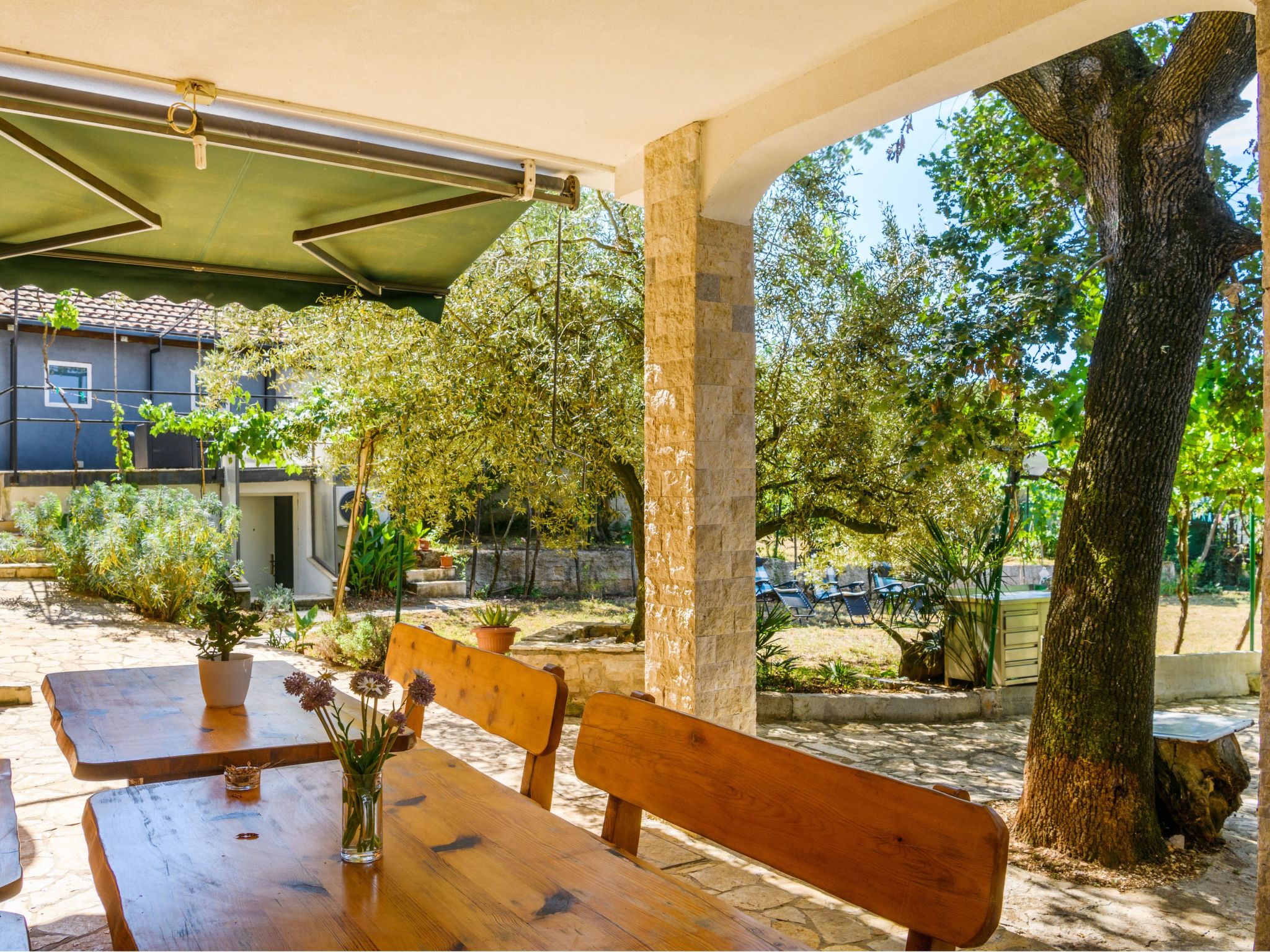 Photo of Wunderschönes Ferienhaus in Pomer mit Garten