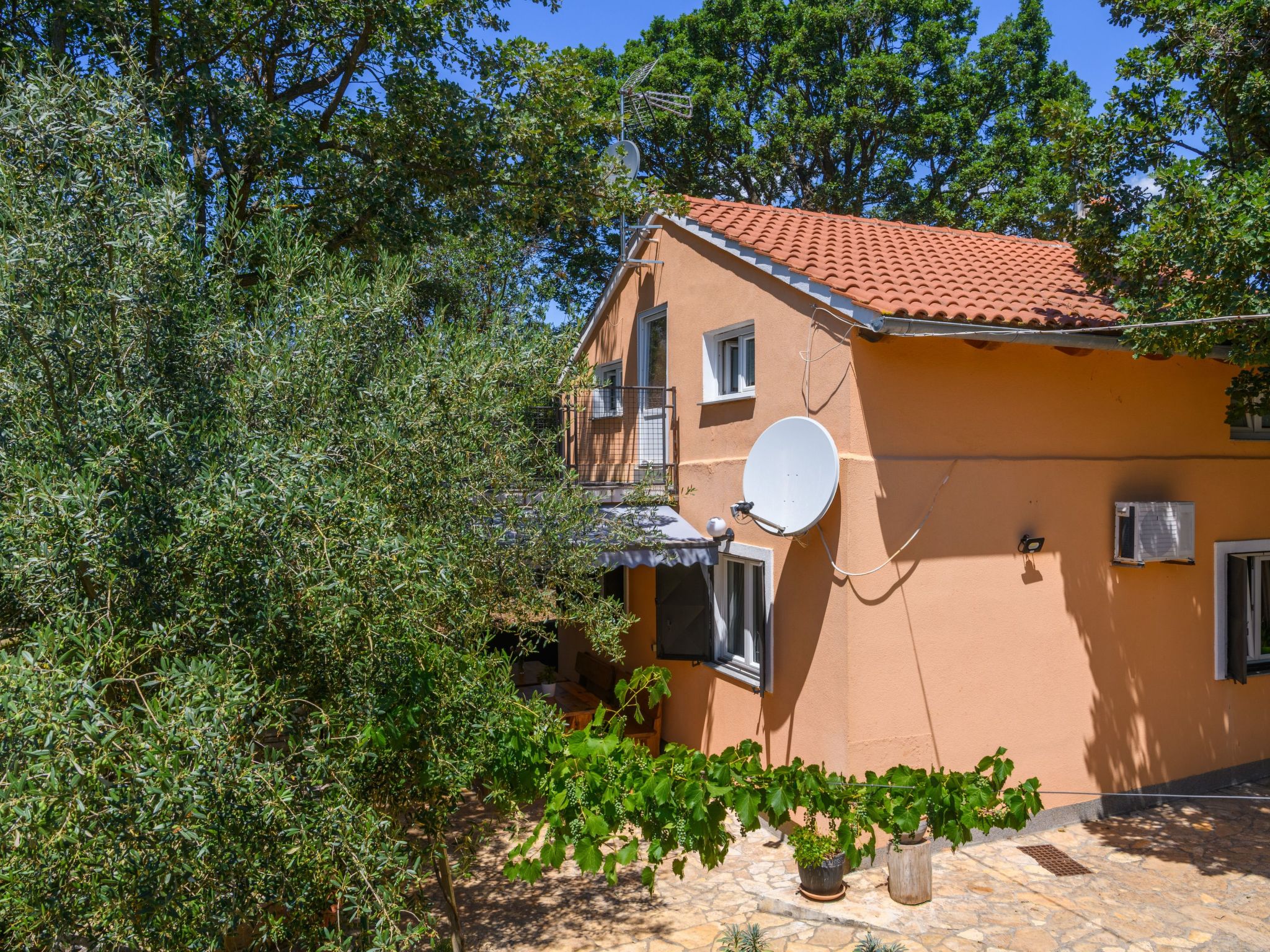 Photo of Wunderschönes Ferienhaus in Pomer mit Garten