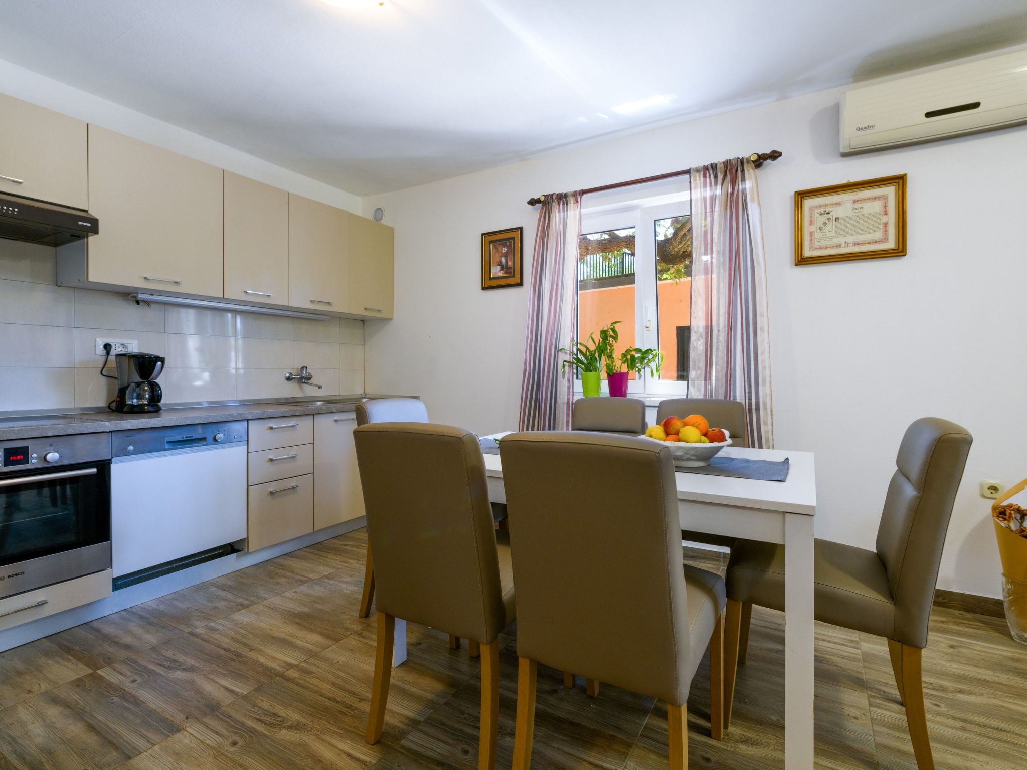 Photo of Wunderschönes Ferienhaus in Pomer mit Garten