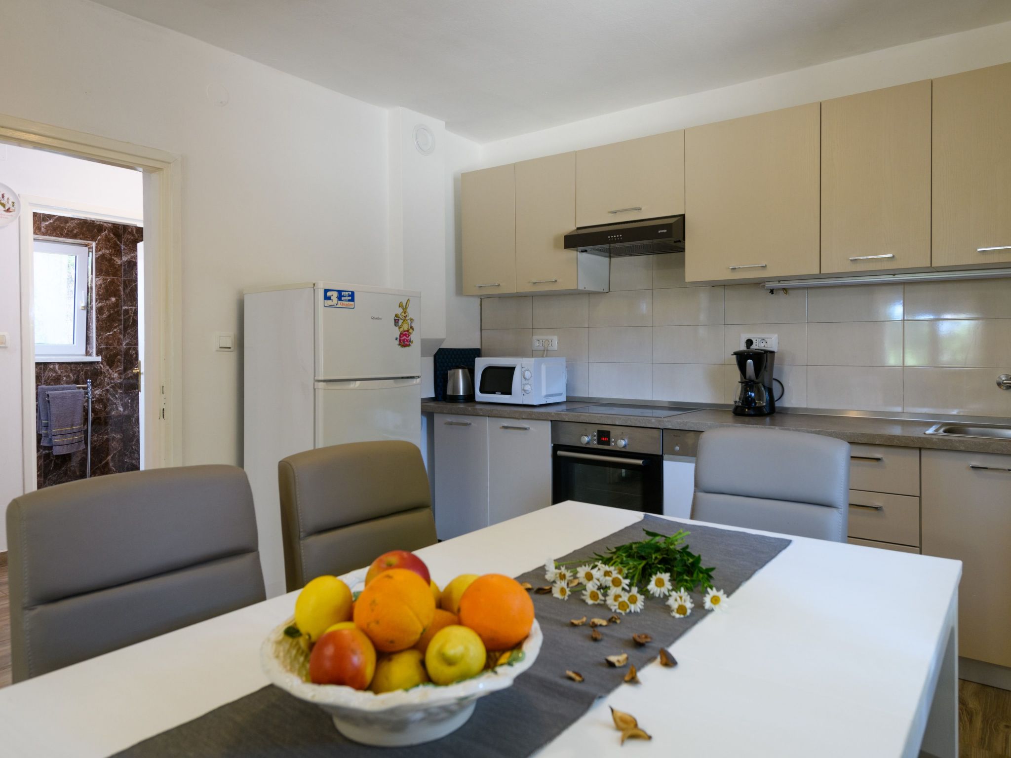 Photo of Wunderschönes Ferienhaus in Pomer mit Garten