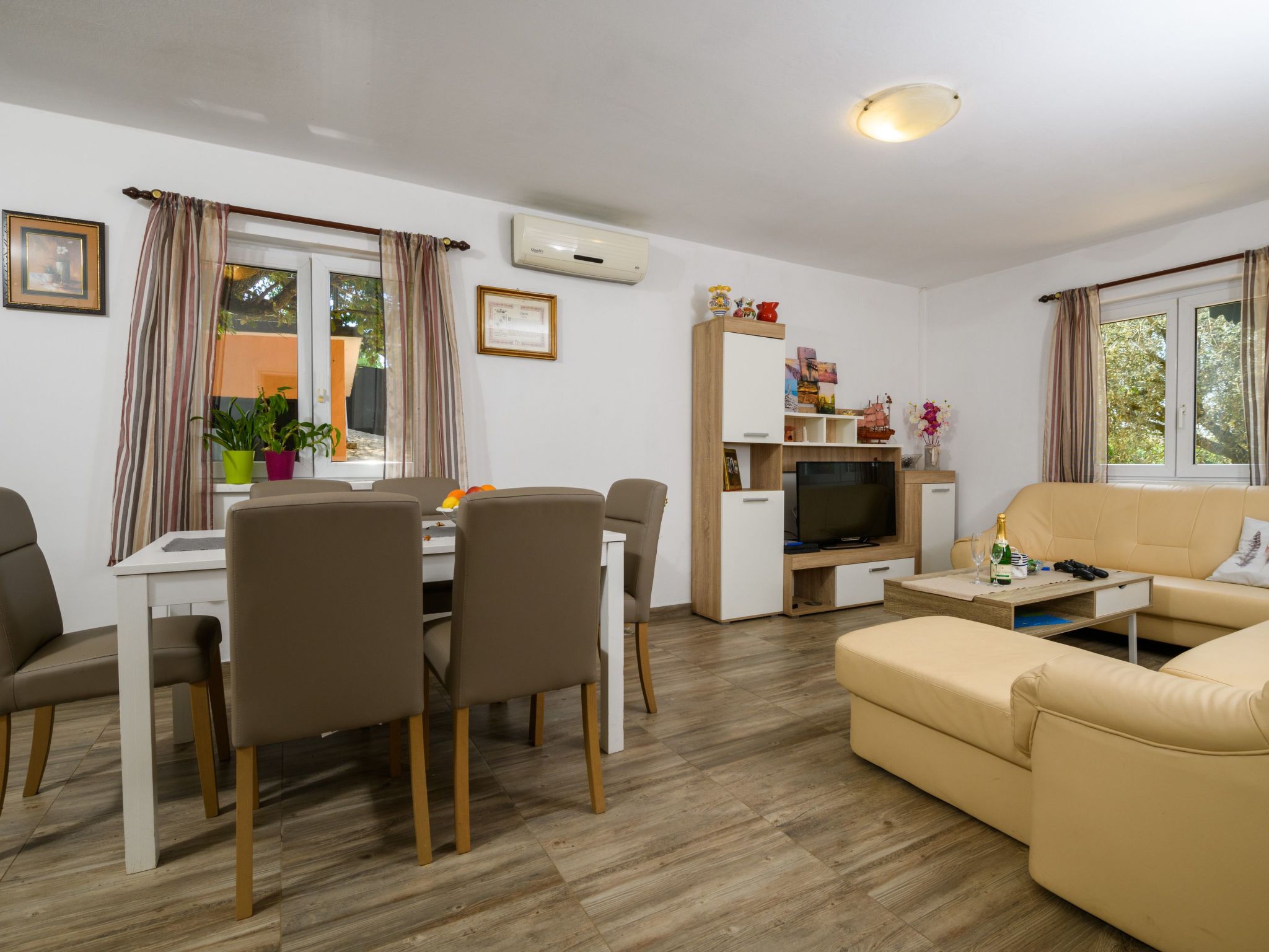 Photo of Wunderschönes Ferienhaus in Pomer mit Garten