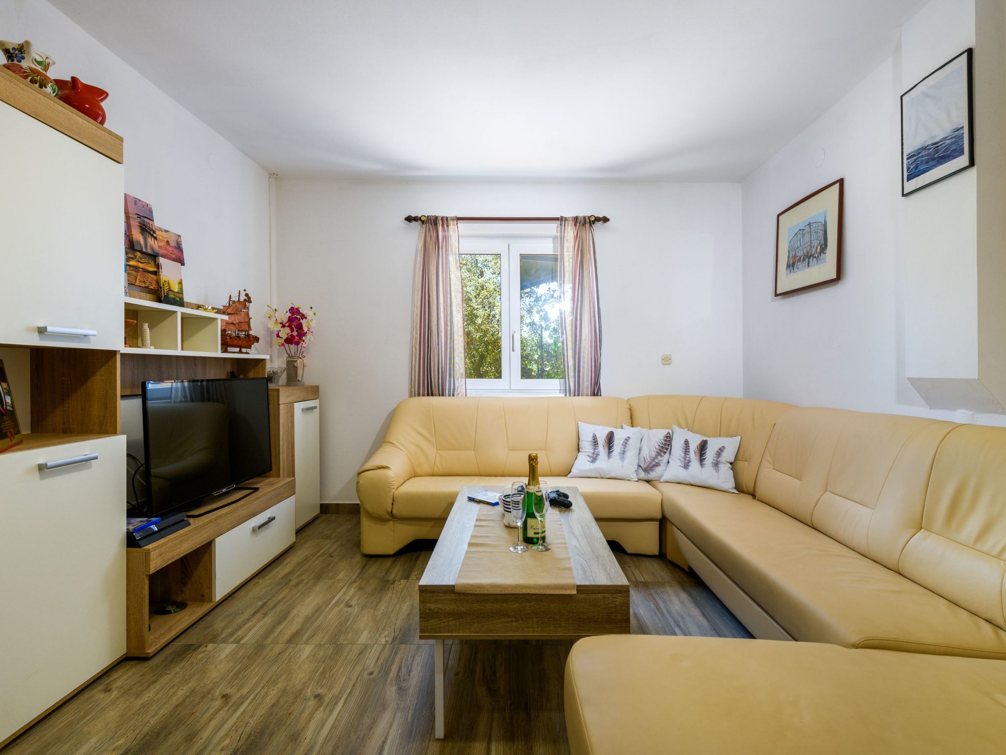 Photo of Wunderschönes Ferienhaus in Pomer mit Garten