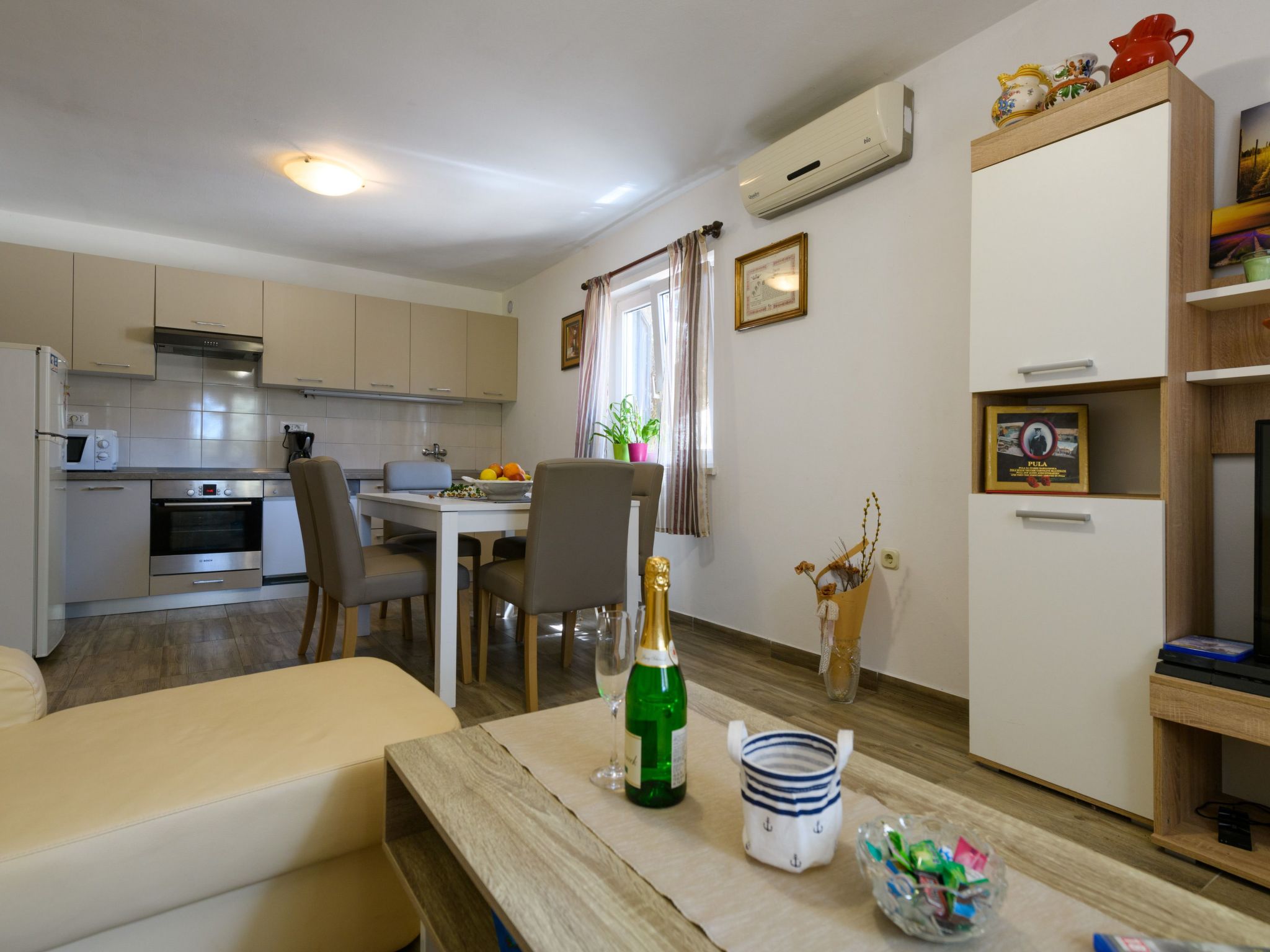 Photo of Wunderschönes Ferienhaus in Pomer mit Garten