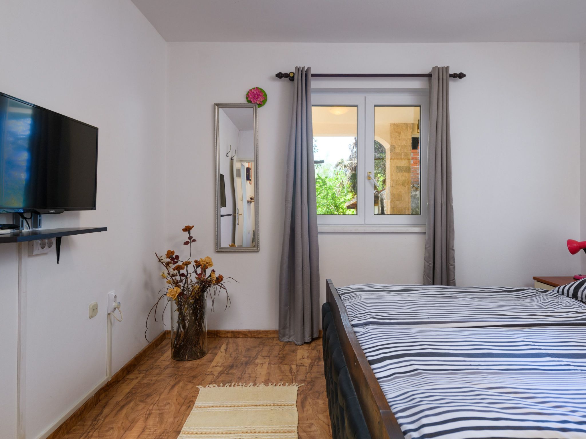 Photo of Wunderschönes Ferienhaus in Pomer mit Garten