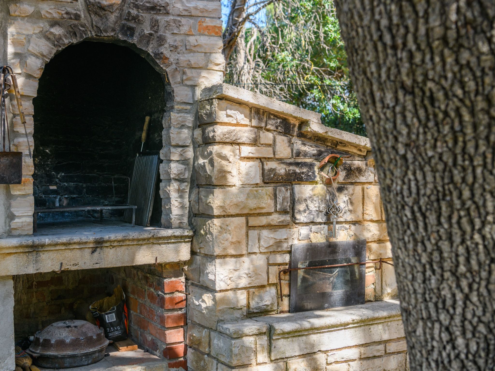 Photo of Wunderschönes Ferienhaus in Pomer mit Garten