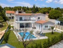Luxe villa met privé verwarmd zwembad & sauna op 450m van zee in Premantura - thumbnail 4
