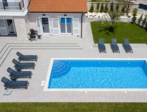 Luxe villa met privé verwarmd zwembad & sauna op 450m van zee in Premantura - thumbnail 6