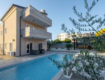 Villa Bellavista: Ruim vakantiehuis voor 15 personen met privé-verwarmd zwembad bij Pula - thumbnail 3