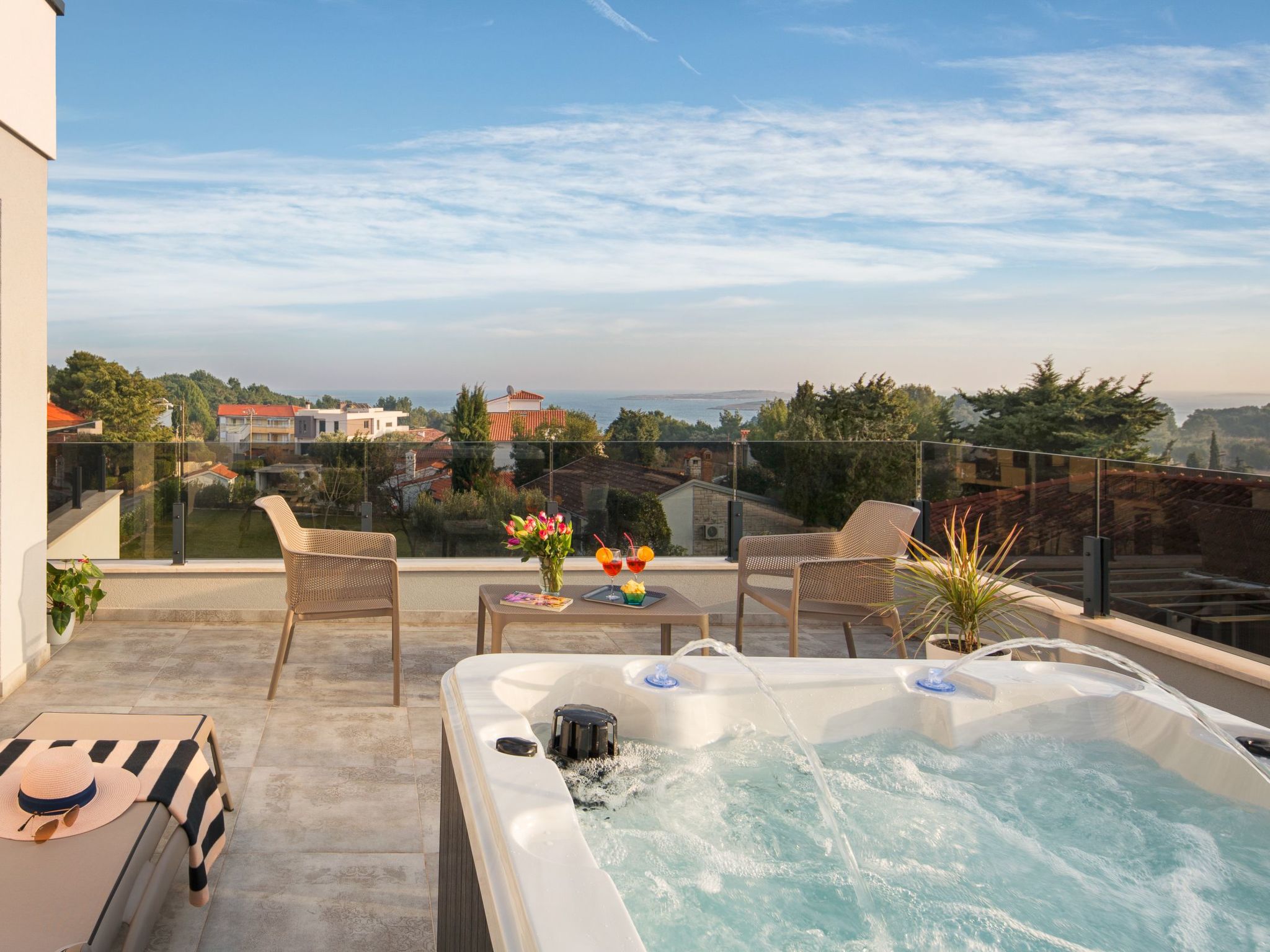 Villa K mit Jacuzzi auf dem Dach und Meerblick