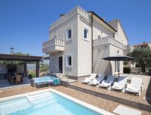 Villa Castagna in Premantura mit Pool und Sauna