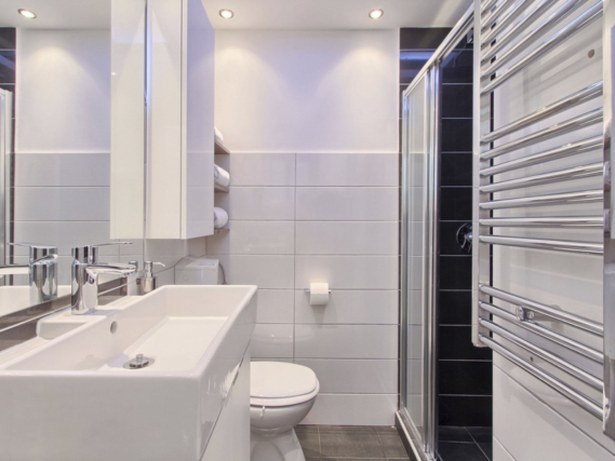 Stylisches Haus mit Dachterrasse, Bar und Hot Tub-Drinnen