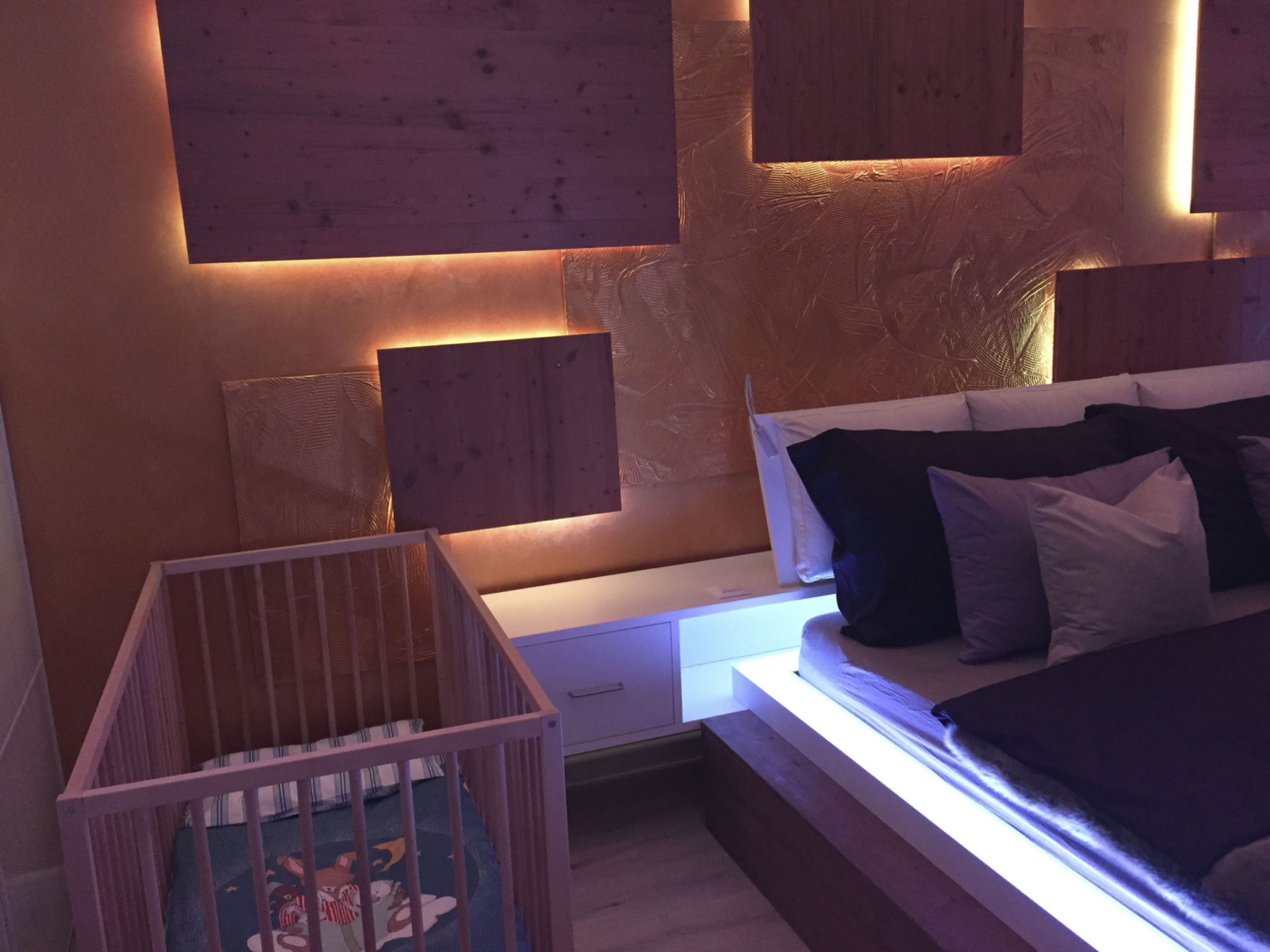 Stylisches Haus mit Dachterrasse, Bar und Hot Tub-Drinnen