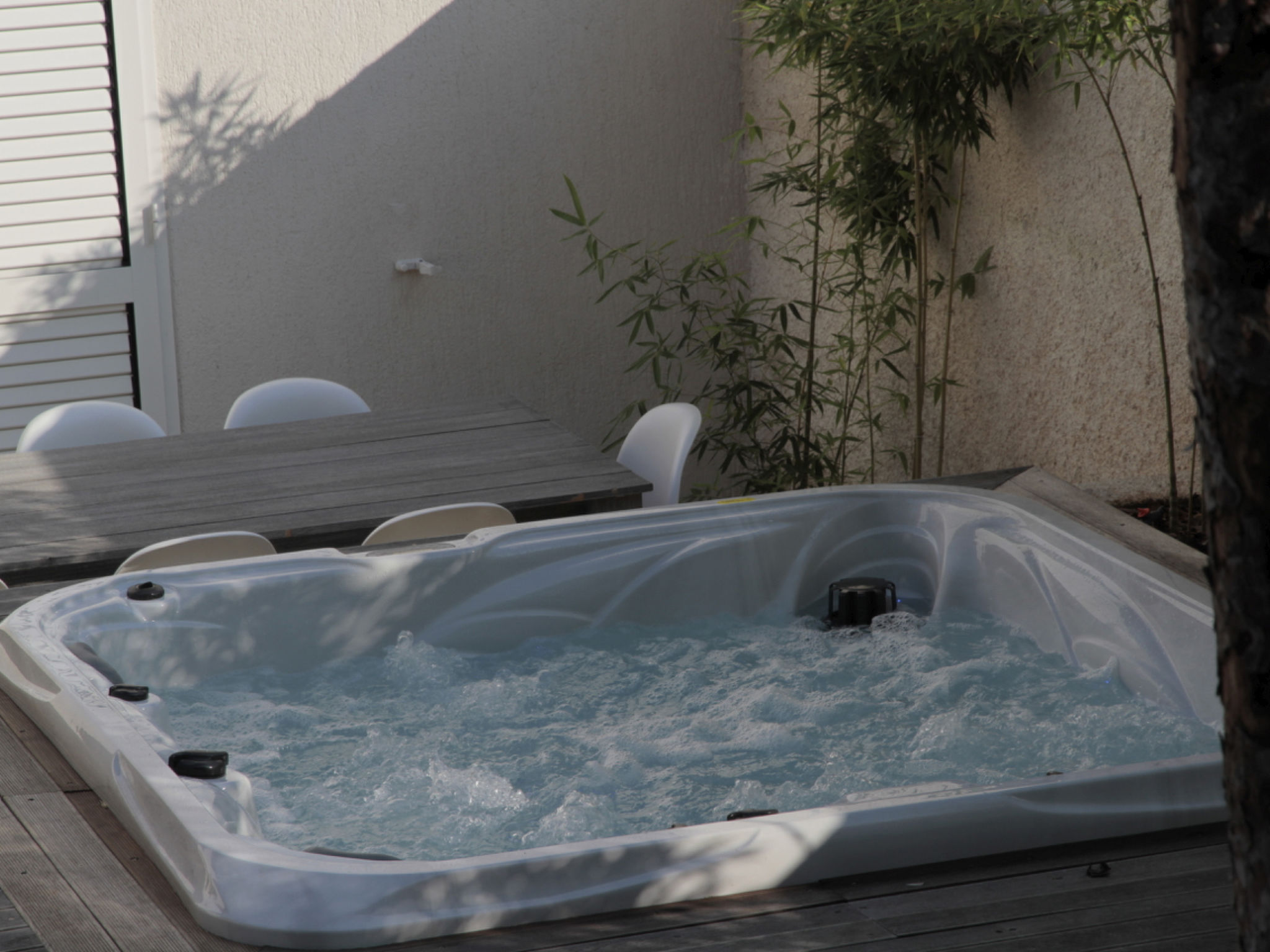 Stylisches Haus mit Dachterrasse, Bar und Hot Tub-Draußen