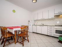 Hilde Red: Gezellig appartement met zwembad op 350m van het strand in Medulin - thumbnail 4